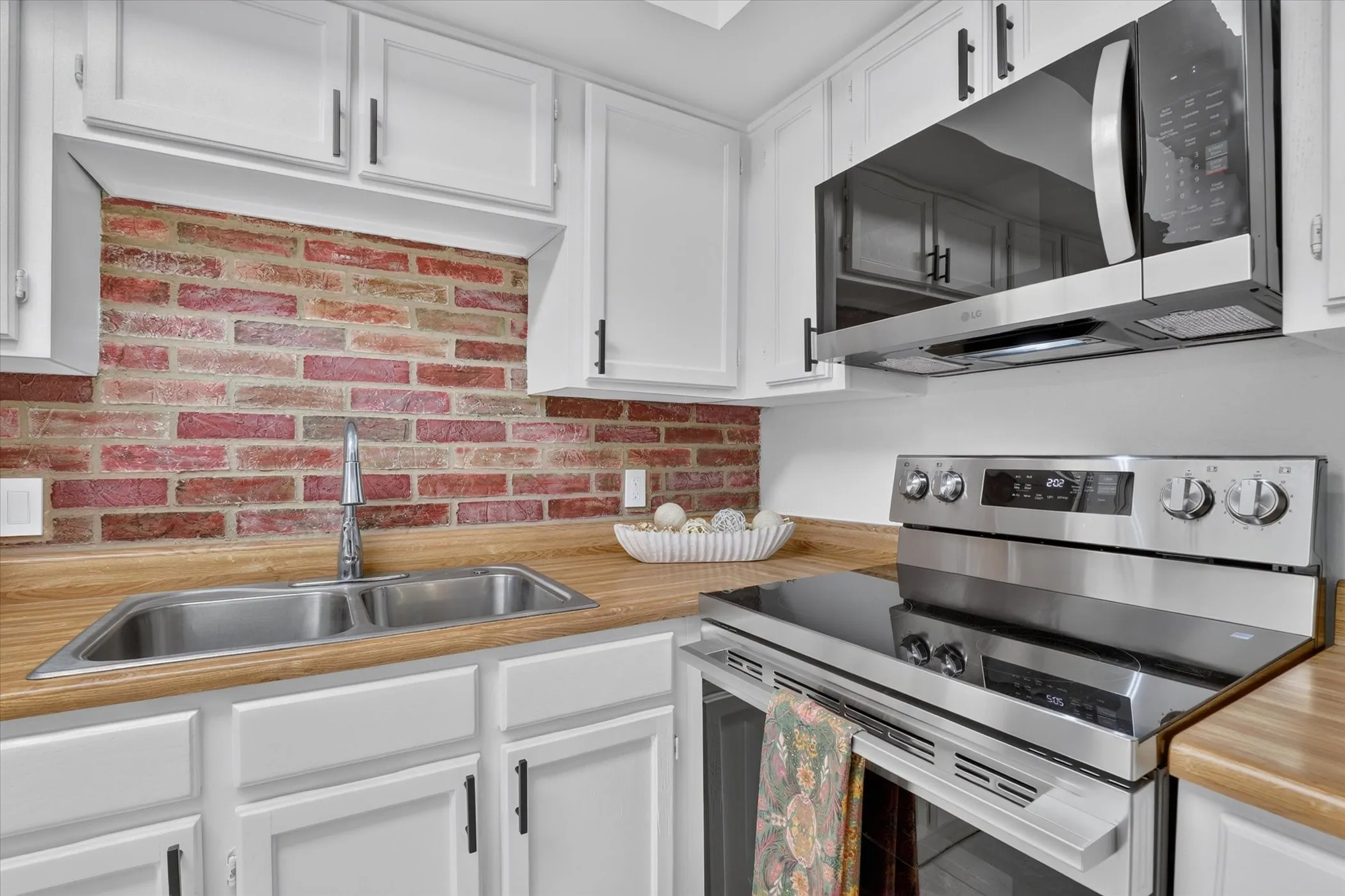 Condominium For Sale in Tarrant County , 2301 Basil Drive F108, Arlington, Texas 76006, 2 Bedroom, 1 Bathroom, Garage spaces, 794 Sqft, built in 1981, mls#21406897, Real Estate Agent in Arlington, Homes For Sale in Tarrant county, Homes For Sale in Arlington, Realtor in Arlington Texas, Real Estate Brokerage Independent Realty Texas, Luminita Cordes Realtor