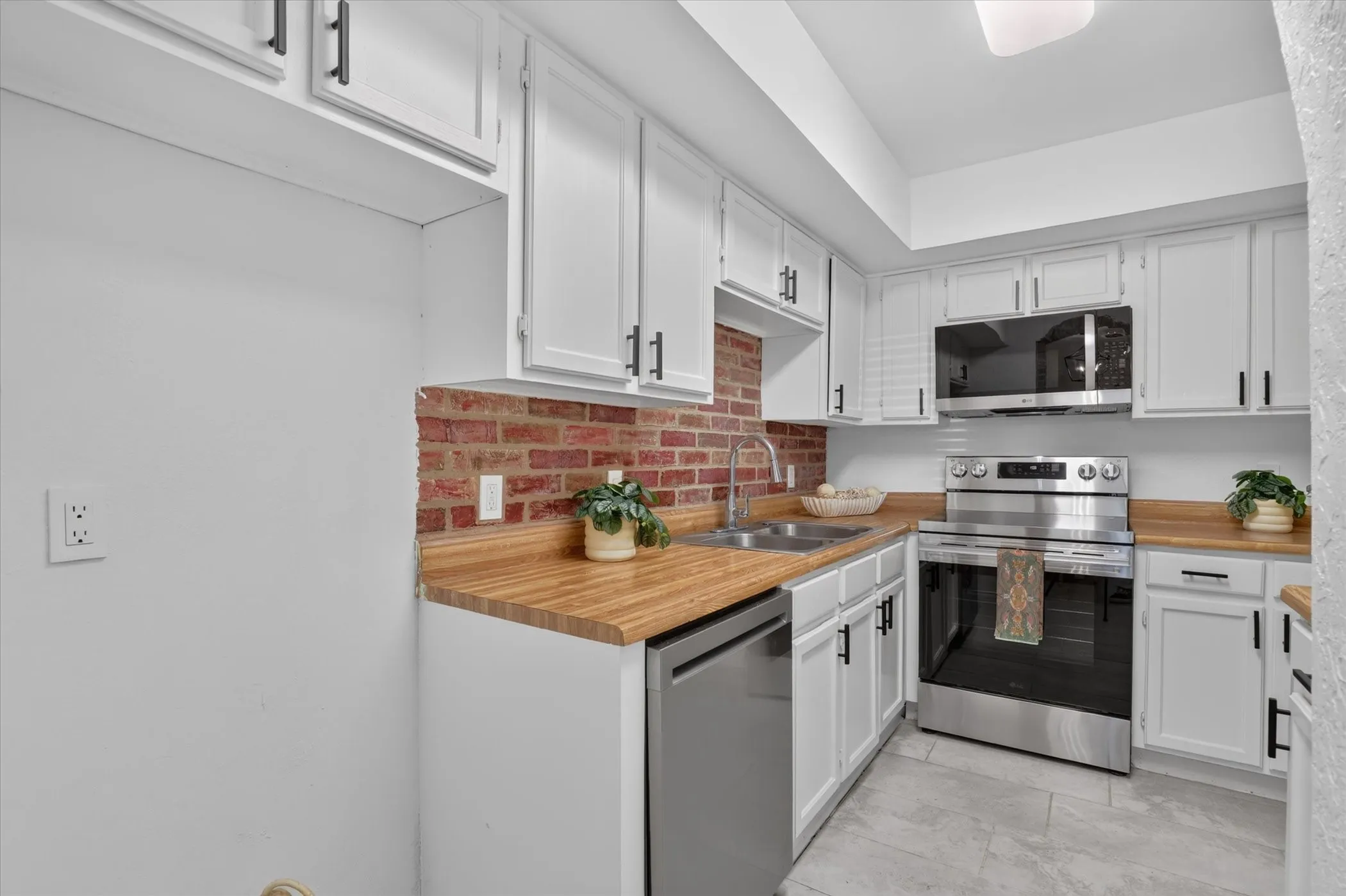 Condominium For Sale in Tarrant County , 2301 Basil Drive F108, Arlington, Texas 76006, 2 Bedroom, 1 Bathroom, Garage spaces, 794 Sqft, built in 1981, mls#21406897, Real Estate Agent in Arlington, Homes For Sale in Tarrant county, Homes For Sale in Arlington, Realtor in Arlington Texas, Real Estate Brokerage Independent Realty Texas, Luminita Cordes Realtor