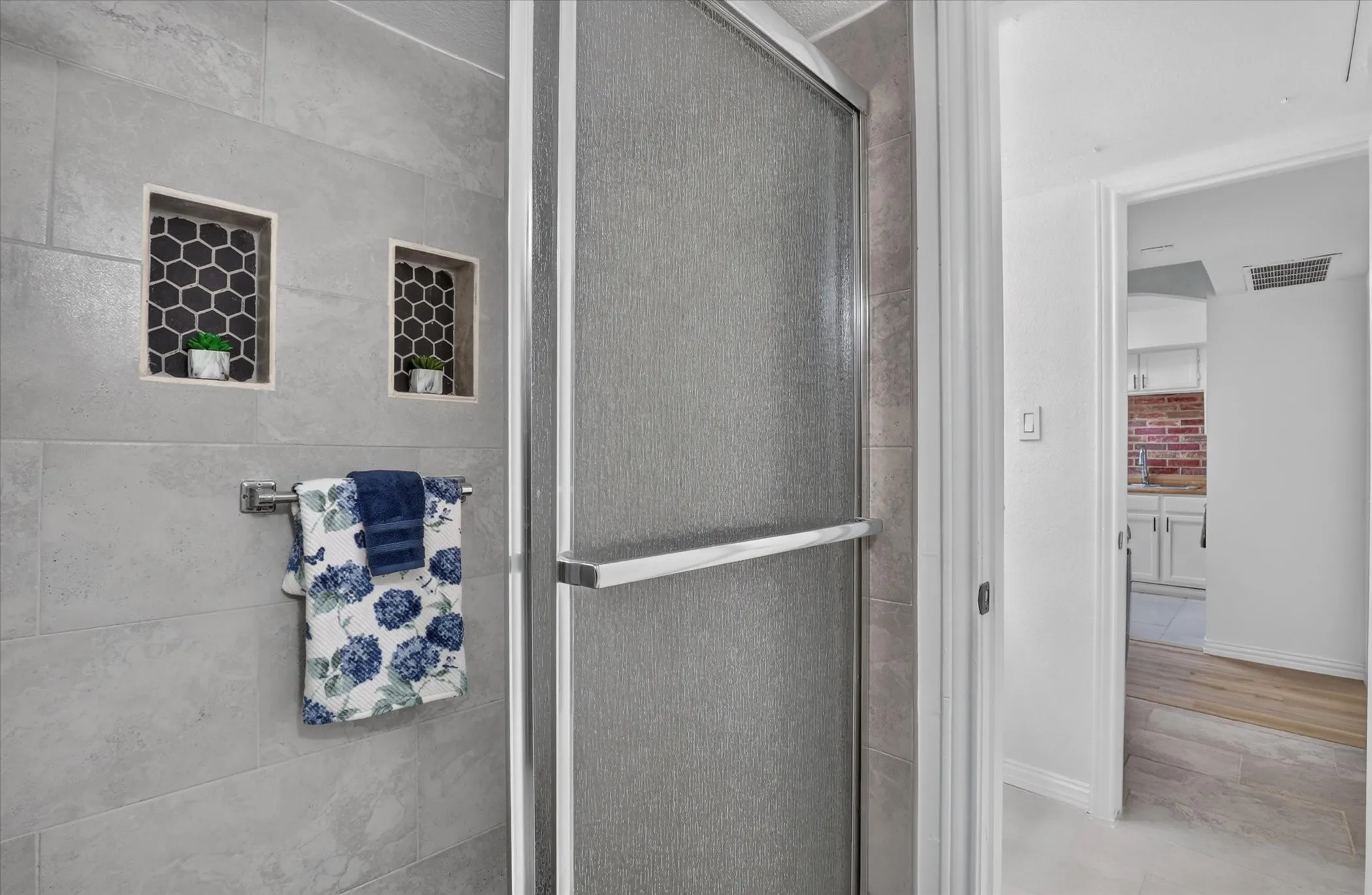 Condominium For Sale in Tarrant County , 2301 Basil Drive F108, Arlington, Texas 76006, 2 Bedroom, 1 Bathroom, Garage spaces, 794 Sqft, built in 1981, mls#21406897, Real Estate Agent in Arlington, Homes For Sale in Tarrant county, Homes For Sale in Arlington, Realtor in Arlington Texas, Real Estate Brokerage Independent Realty Texas, Luminita Cordes Realtor