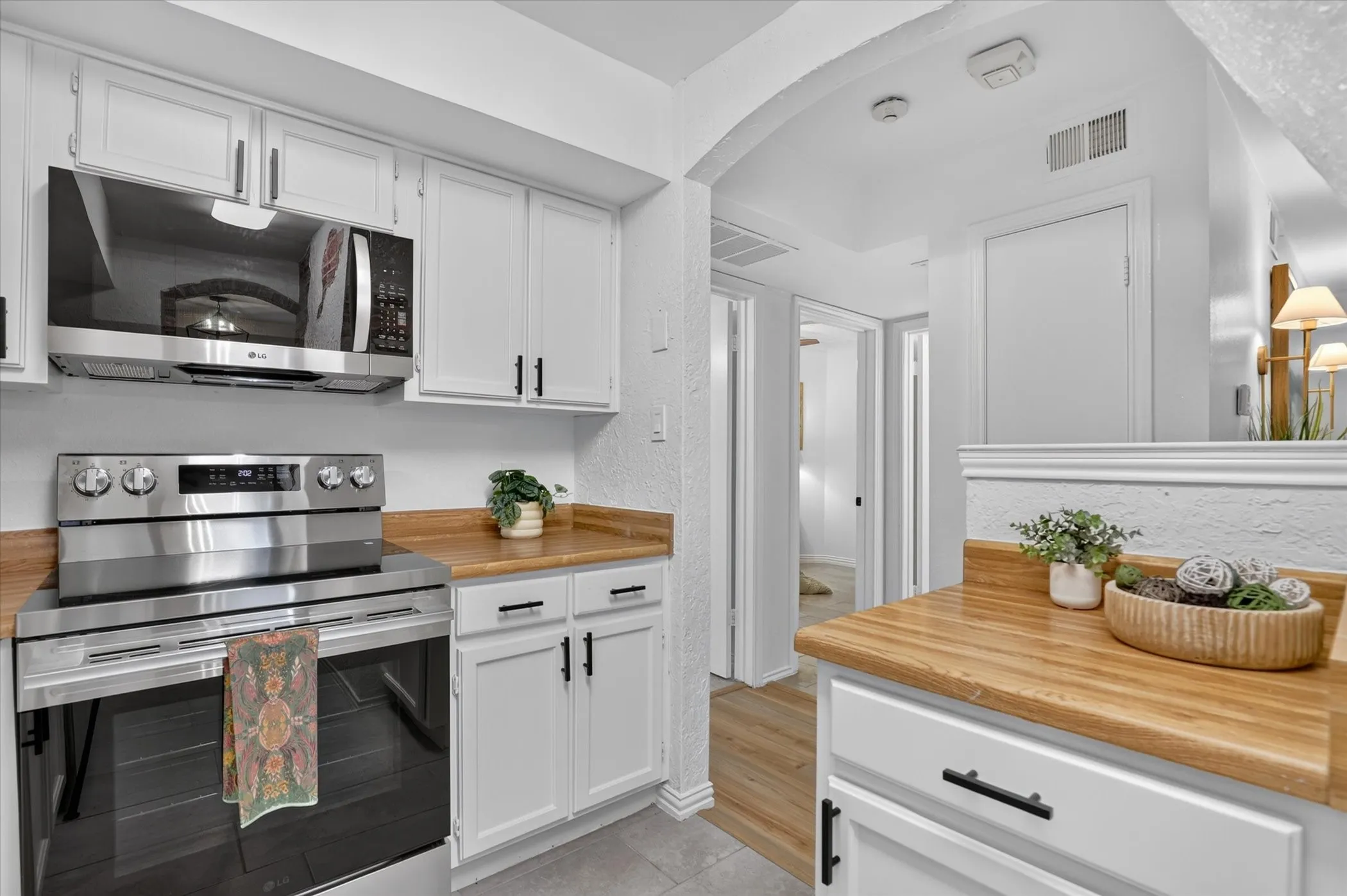 Condominium For Sale in Tarrant County , 2301 Basil Drive F108, Arlington, Texas 76006, 2 Bedroom, 1 Bathroom, Garage spaces, 794 Sqft, built in 1981, mls#21406897, Real Estate Agent in Arlington, Homes For Sale in Tarrant county, Homes For Sale in Arlington, Realtor in Arlington Texas, Real Estate Brokerage Independent Realty Texas, Luminita Cordes Realtor