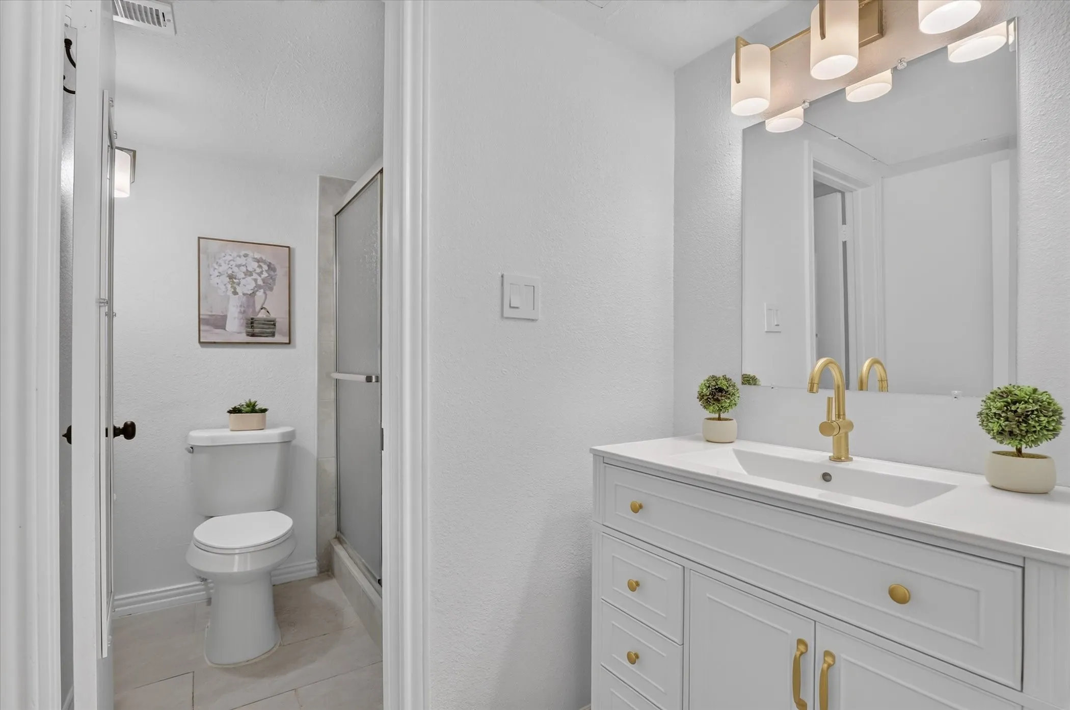 Condominium For Sale in Tarrant County , 2301 Basil Drive F108, Arlington, Texas 76006, 2 Bedroom, 1 Bathroom, Garage spaces, 794 Sqft, built in 1981, mls#21406897, Real Estate Agent in Arlington, Homes For Sale in Tarrant county, Homes For Sale in Arlington, Realtor in Arlington Texas, Real Estate Brokerage Independent Realty Texas, Luminita Cordes Realtor