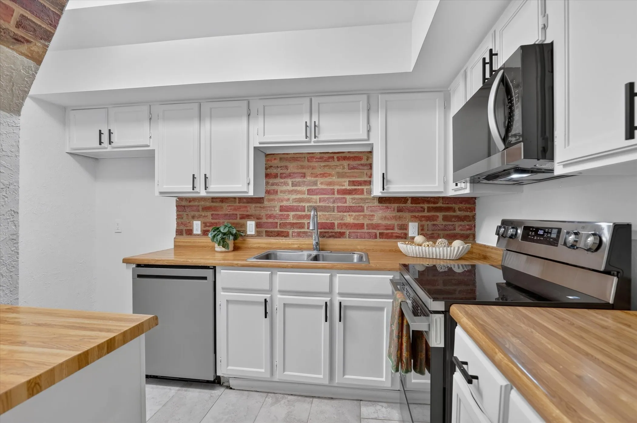 Condominium For Sale in Tarrant County , 2301 Basil Drive F108, Arlington, Texas 76006, 2 Bedroom, 1 Bathroom, Garage spaces, 794 Sqft, built in 1981, mls#21406897, Real Estate Agent in Arlington, Homes For Sale in Tarrant county, Homes For Sale in Arlington, Realtor in Arlington Texas, Real Estate Brokerage Independent Realty Texas, Luminita Cordes Realtor