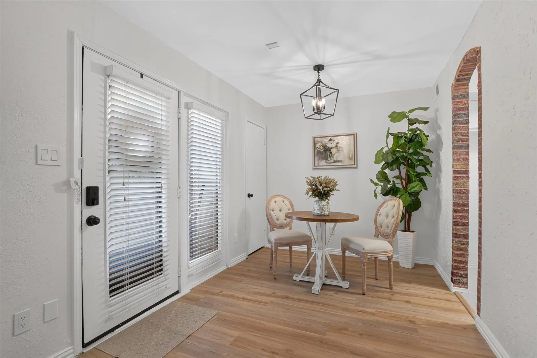 Condominium For Sale in Tarrant County , 2301 Basil Drive F108, Arlington, Texas 76006, 2 Bedroom, 1 Bathroom, Garage spaces, 794 Sqft, built in 1981, mls#21406897, Real Estate Agent in Arlington, Homes For Sale in Tarrant county, Homes For Sale in Arlington, Realtor in Arlington Texas, Real Estate Brokerage Independent Realty Texas, Luminita Cordes Realtor