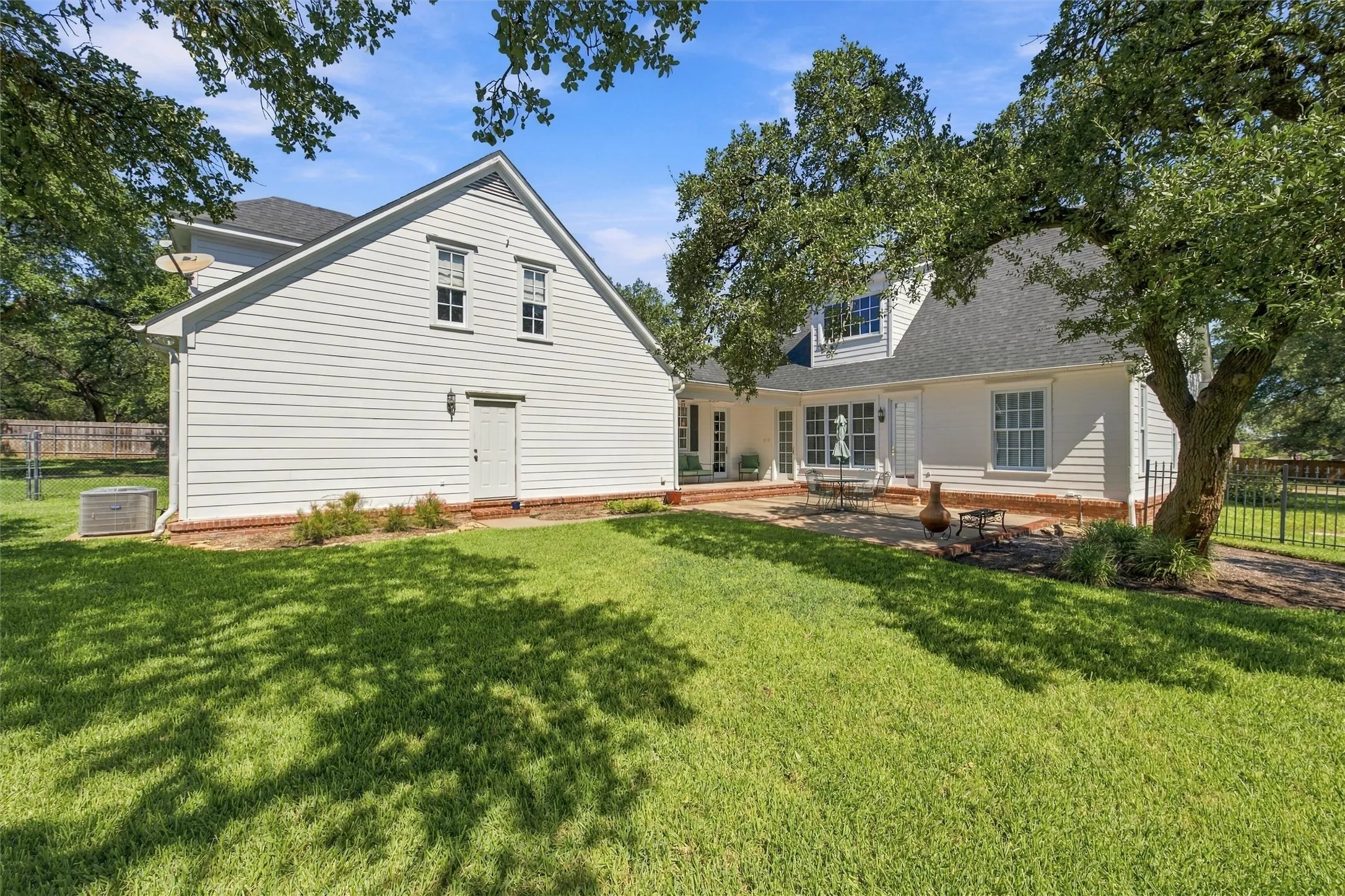 Single Family Residence For Sale in Mc Lennan County , 103 Royal Springs Lane, Crawford, Texas 76638, 4 Bedroom, 5 Bathroom, 2 Garage spaces, 3,028 Sqft, built in 2000, mls#21404069, Real Estate Agent in Crawford, Homes For Sale in Mc Lennan county, Homes For Sale in Crawford, Realtor in Crawford Texas, Real Estate Brokerage Independent Realty Texas, Luminita Cordes Realtor