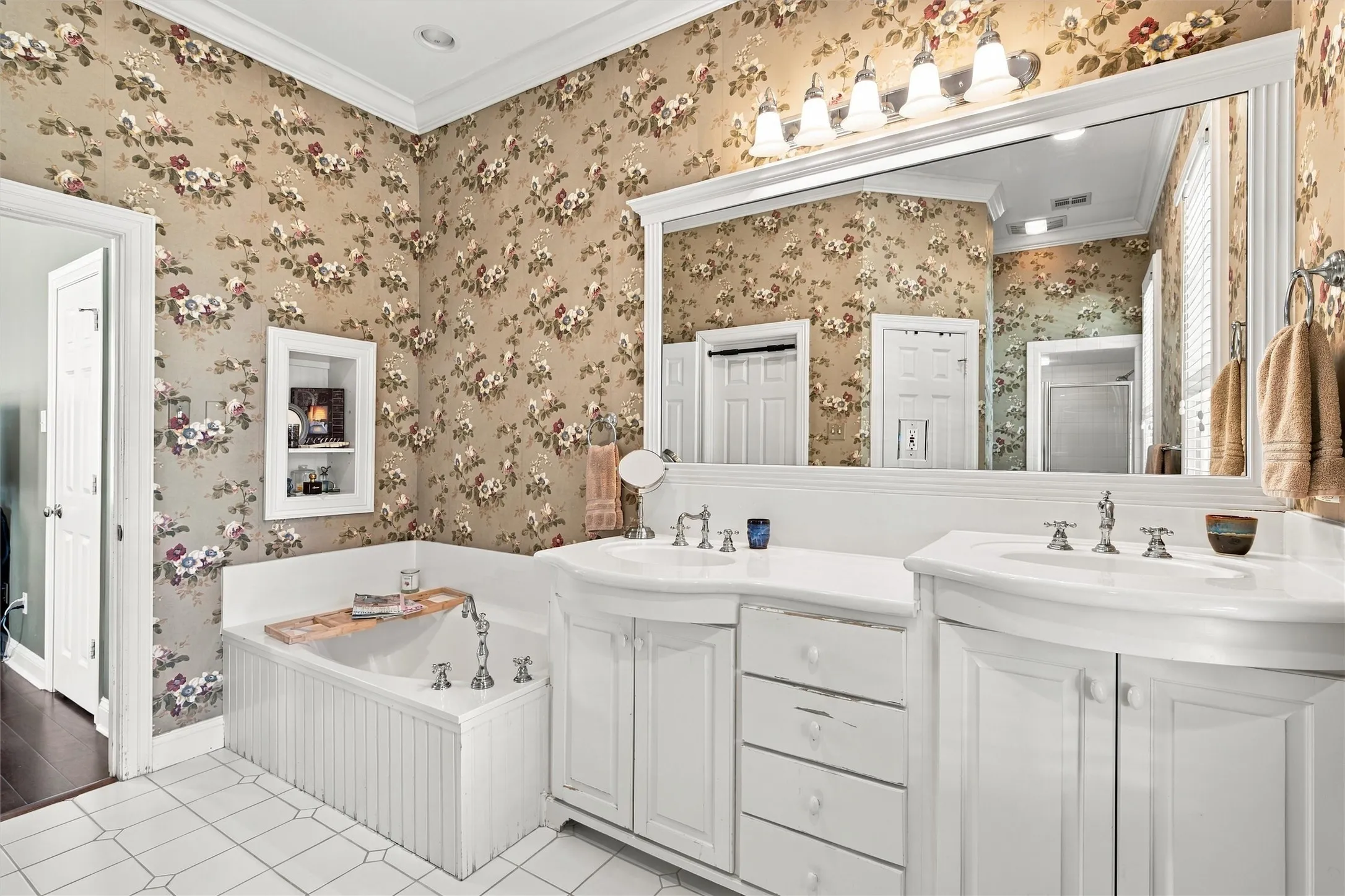 Single Family Residence For Sale in Mc Lennan County , 103 Royal Springs Lane, Crawford, Texas 76638, 4 Bedroom, 5 Bathroom, 2 Garage spaces, 3,028 Sqft, built in 2000, mls#21404069, Real Estate Agent in Crawford, Homes For Sale in Mc Lennan county, Homes For Sale in Crawford, Realtor in Crawford Texas, Real Estate Brokerage Independent Realty Texas, Luminita Cordes Realtor