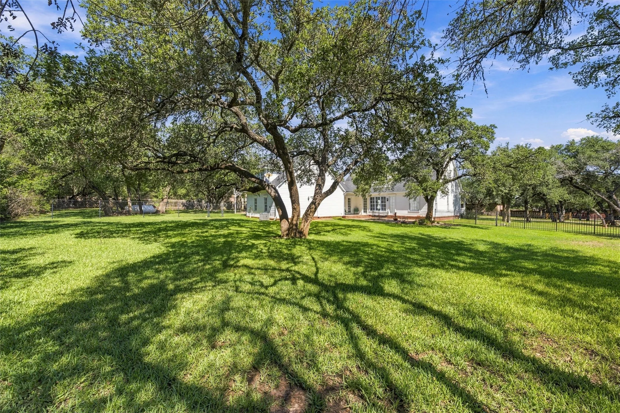 Single Family Residence For Sale in Mc Lennan County , 103 Royal Springs Lane, Crawford, Texas 76638, 4 Bedroom, 5 Bathroom, 2 Garage spaces, 3,028 Sqft, built in 2000, mls#21404069, Real Estate Agent in Crawford, Homes For Sale in Mc Lennan county, Homes For Sale in Crawford, Realtor in Crawford Texas, Real Estate Brokerage Independent Realty Texas, Luminita Cordes Realtor