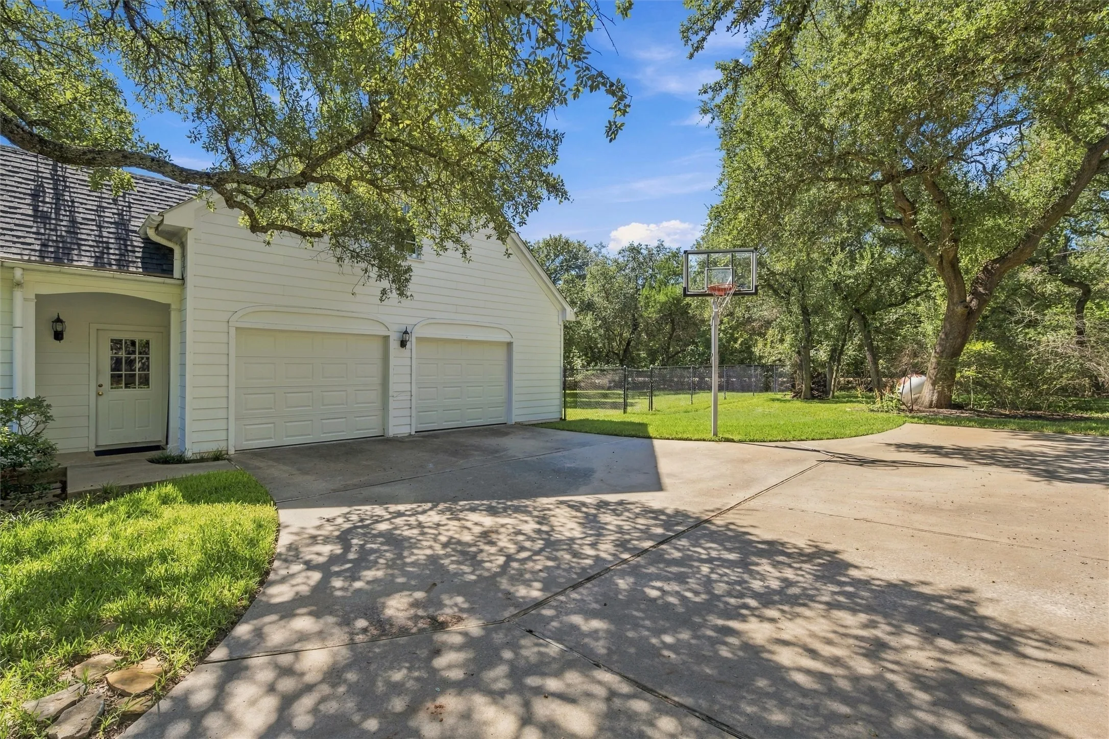 Single Family Residence For Sale in Mc Lennan County , 103 Royal Springs Lane, Crawford, Texas 76638, 4 Bedroom, 5 Bathroom, 2 Garage spaces, 3,028 Sqft, built in 2000, mls#21404069, Real Estate Agent in Crawford, Homes For Sale in Mc Lennan county, Homes For Sale in Crawford, Realtor in Crawford Texas, Real Estate Brokerage Independent Realty Texas, Luminita Cordes Realtor