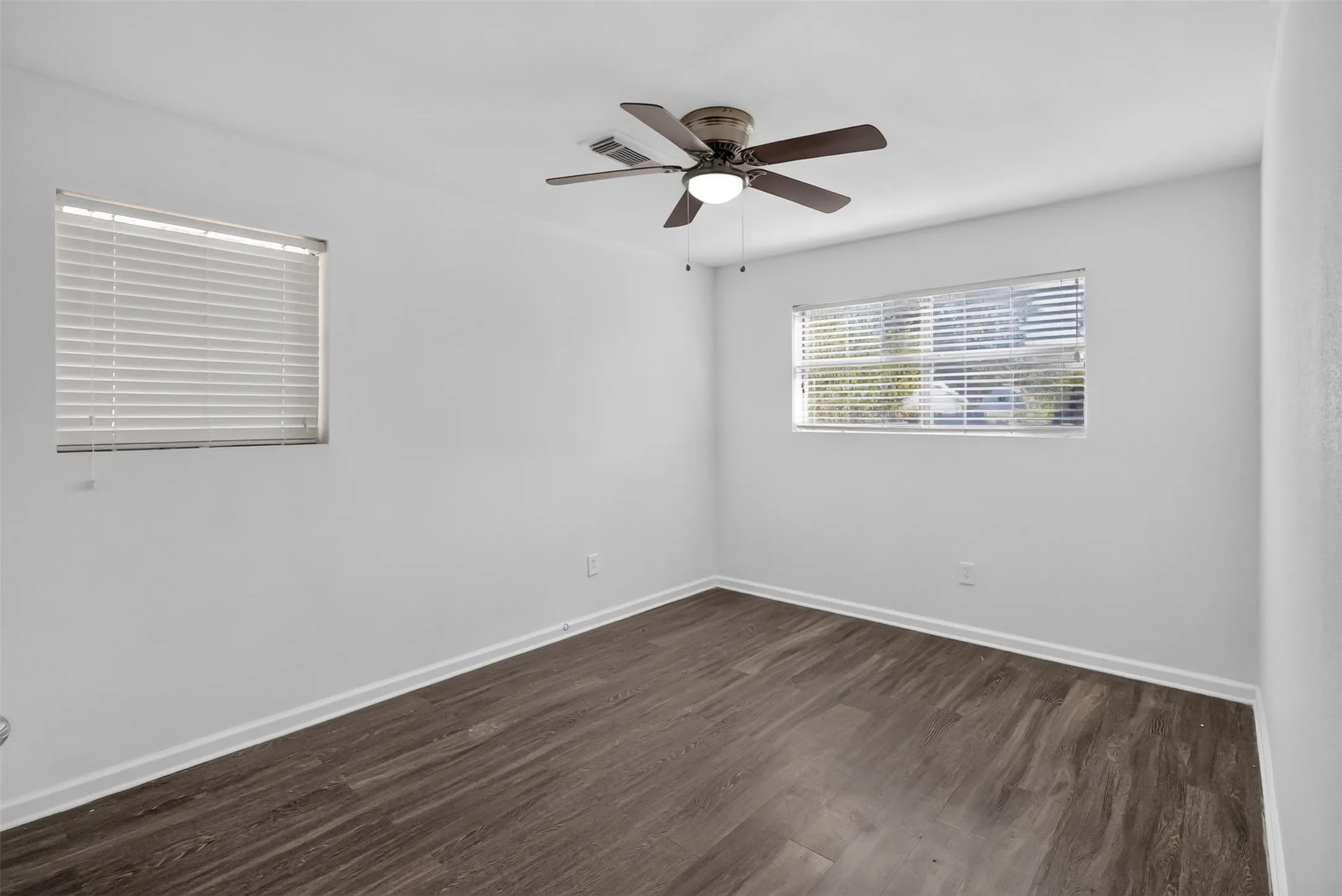 Single Family Residence For Sale in Tarrant County , 1005 Altamont Drive, Fort Worth, Texas 76106, 4 Bedroom, 2 Bathroom, Garage spaces, 1,386 Sqft, built in 1961, mls#21407011, Real Estate Agent in Fort Worth, Homes For Sale in Tarrant county, Homes For Sale in Fort Worth, Realtor in Fort Worth Texas, Real Estate Brokerage Independent Realty Texas, Luminita Cordes Realtor