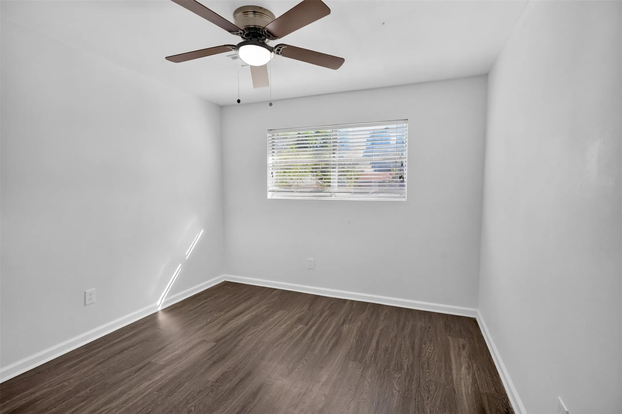 Single Family Residence For Sale in Tarrant County , 1005 Altamont Drive, Fort Worth, Texas 76106, 4 Bedroom, 2 Bathroom, Garage spaces, 1,386 Sqft, built in 1961, mls#21407011, Real Estate Agent in Fort Worth, Homes For Sale in Tarrant county, Homes For Sale in Fort Worth, Realtor in Fort Worth Texas, Real Estate Brokerage Independent Realty Texas, Luminita Cordes Realtor