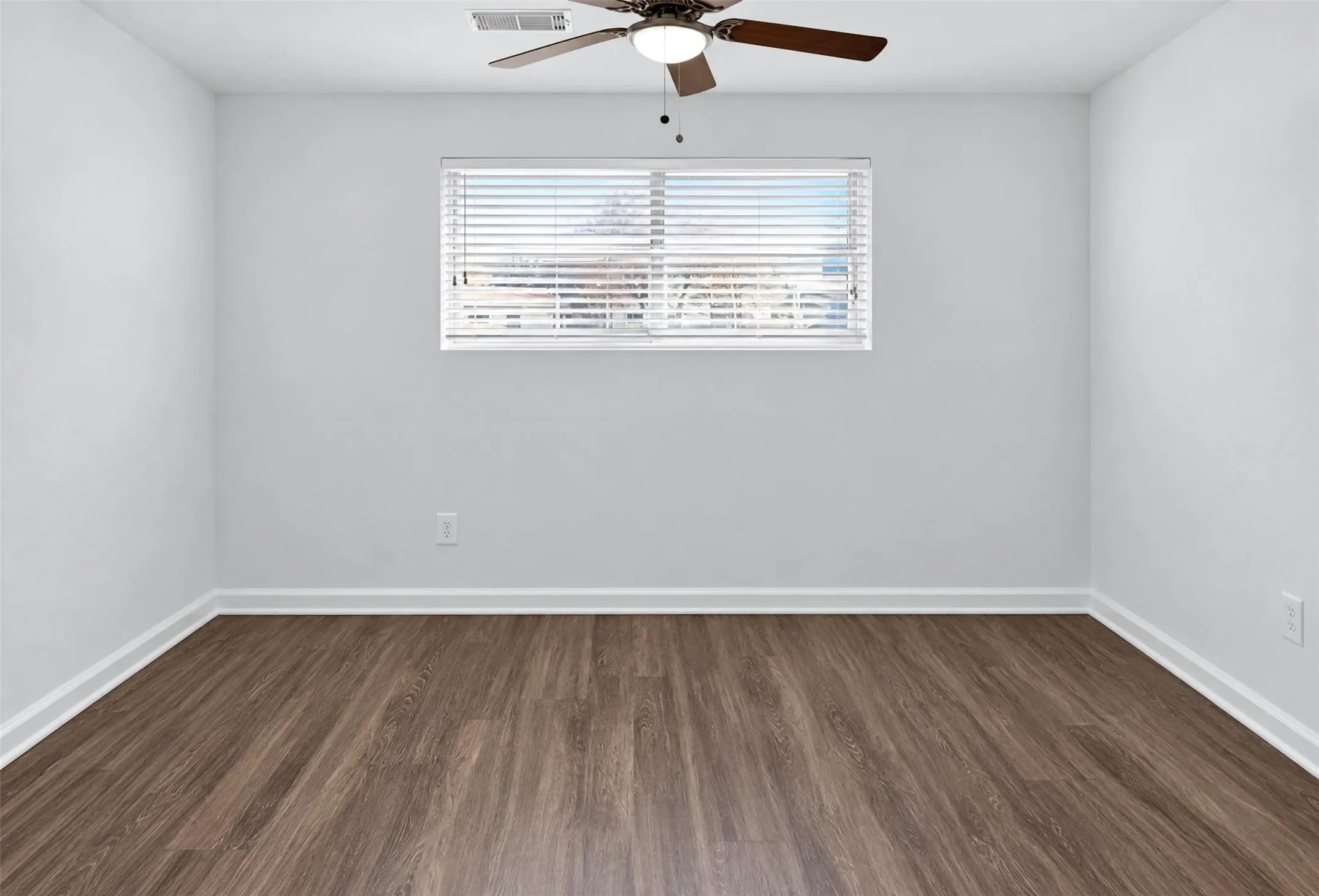 Single Family Residence For Sale in Tarrant County , 1005 Altamont Drive, Fort Worth, Texas 76106, 4 Bedroom, 2 Bathroom, Garage spaces, 1,386 Sqft, built in 1961, mls#21407011, Real Estate Agent in Fort Worth, Homes For Sale in Tarrant county, Homes For Sale in Fort Worth, Realtor in Fort Worth Texas, Real Estate Brokerage Independent Realty Texas, Luminita Cordes Realtor