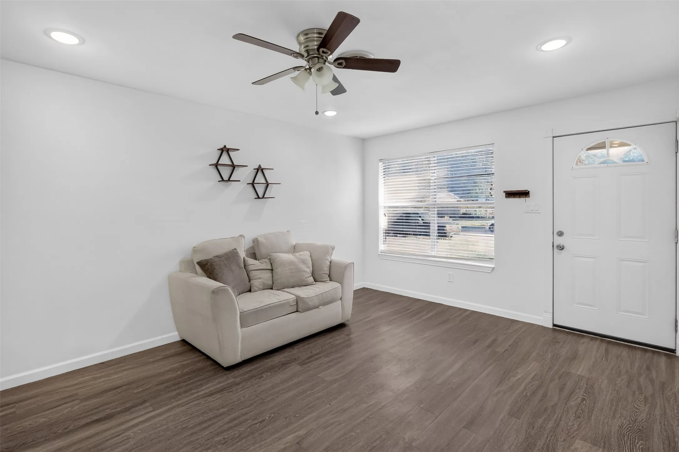 Single Family Residence For Sale in Tarrant County , 1005 Altamont Drive, Fort Worth, Texas 76106, 4 Bedroom, 2 Bathroom, Garage spaces, 1,386 Sqft, built in 1961, mls#21407011, Real Estate Agent in Fort Worth, Homes For Sale in Tarrant county, Homes For Sale in Fort Worth, Realtor in Fort Worth Texas, Real Estate Brokerage Independent Realty Texas, Luminita Cordes Realtor