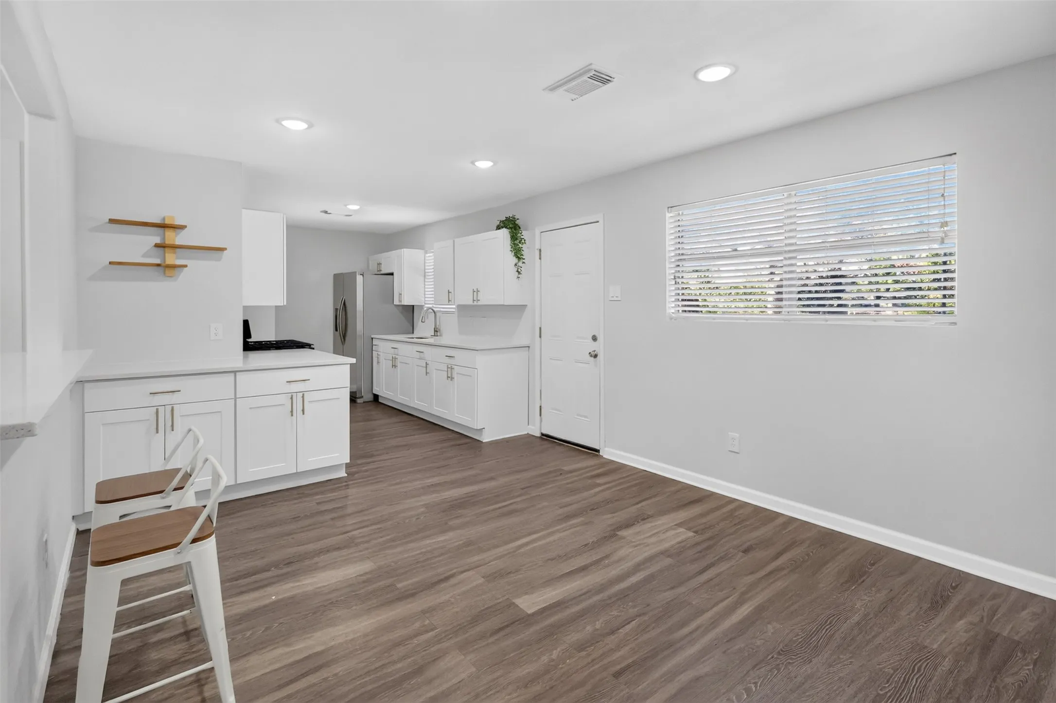 Single Family Residence For Sale in Tarrant County , 1005 Altamont Drive, Fort Worth, Texas 76106, 4 Bedroom, 2 Bathroom, Garage spaces, 1,386 Sqft, built in 1961, mls#21407011, Real Estate Agent in Fort Worth, Homes For Sale in Tarrant county, Homes For Sale in Fort Worth, Realtor in Fort Worth Texas, Real Estate Brokerage Independent Realty Texas, Luminita Cordes Realtor