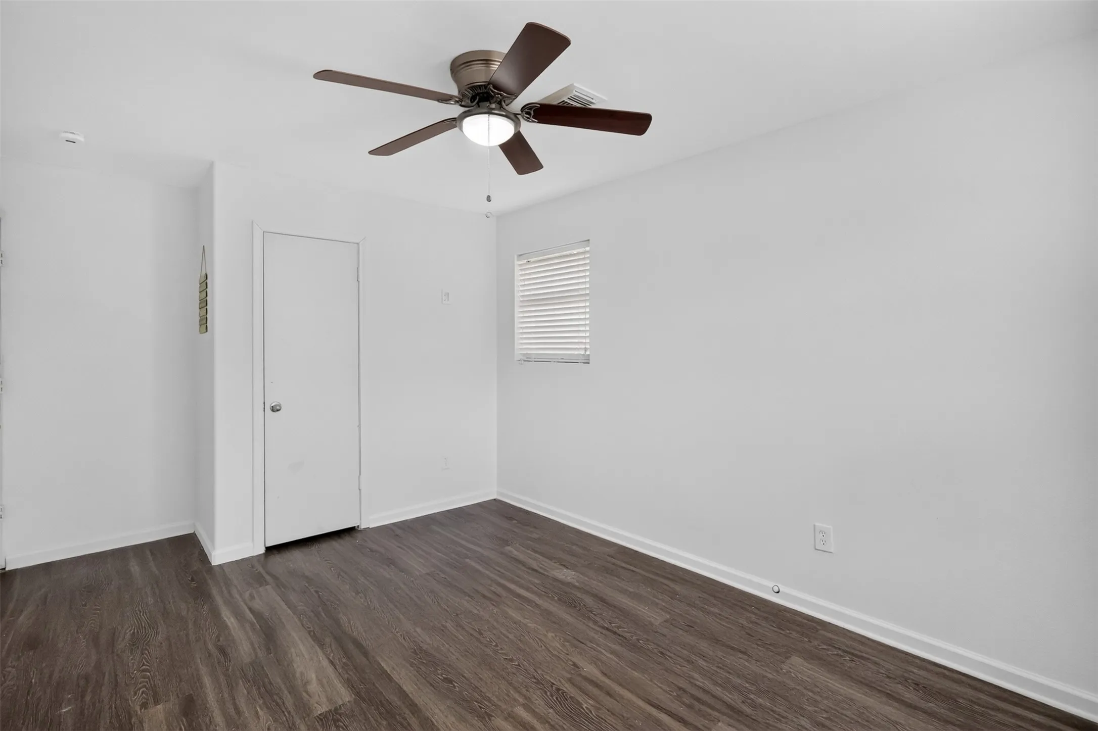 Single Family Residence For Sale in Tarrant County , 1005 Altamont Drive, Fort Worth, Texas 76106, 4 Bedroom, 2 Bathroom, Garage spaces, 1,386 Sqft, built in 1961, mls#21407011, Real Estate Agent in Fort Worth, Homes For Sale in Tarrant county, Homes For Sale in Fort Worth, Realtor in Fort Worth Texas, Real Estate Brokerage Independent Realty Texas, Luminita Cordes Realtor