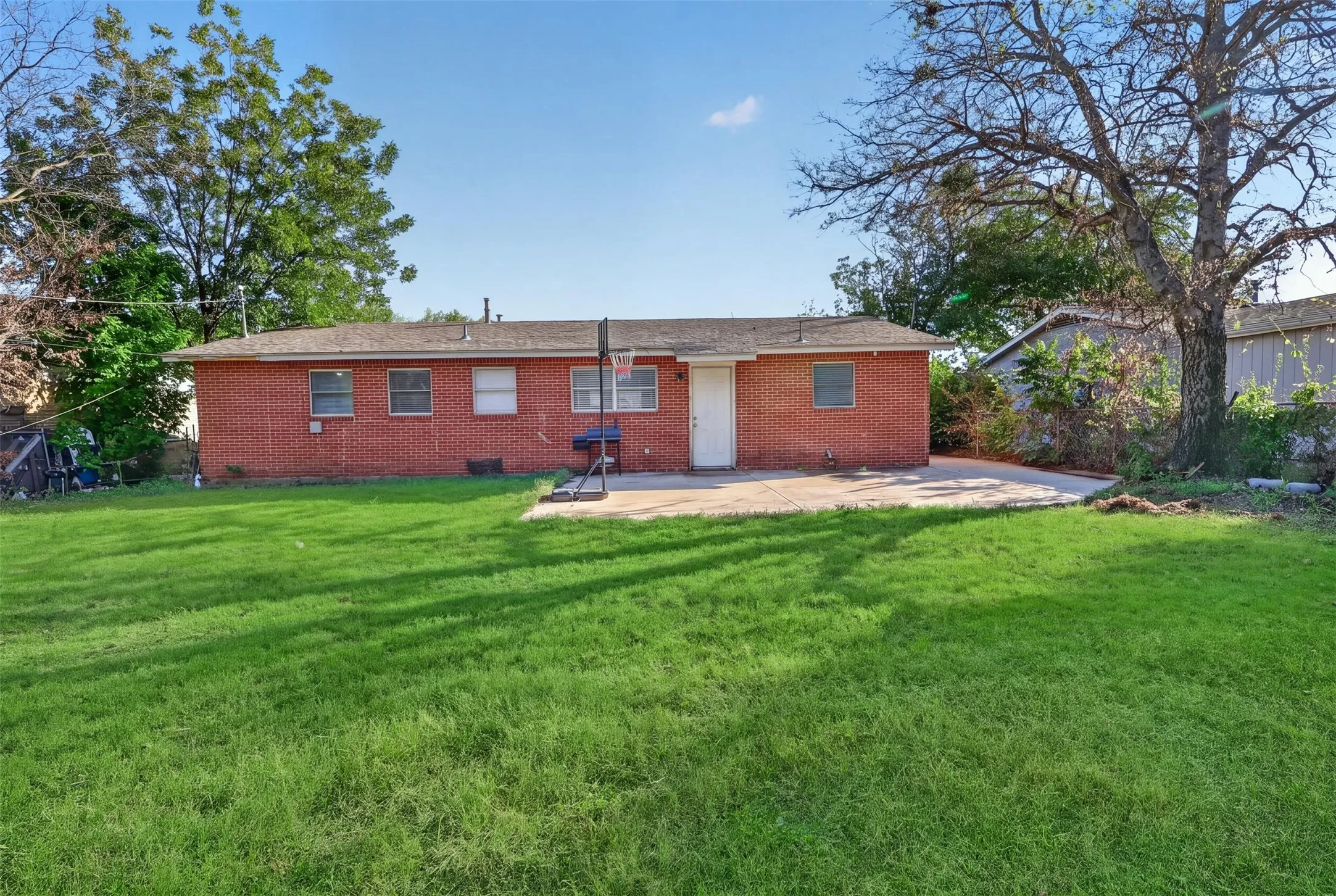 Grass color has been digitally enhanced