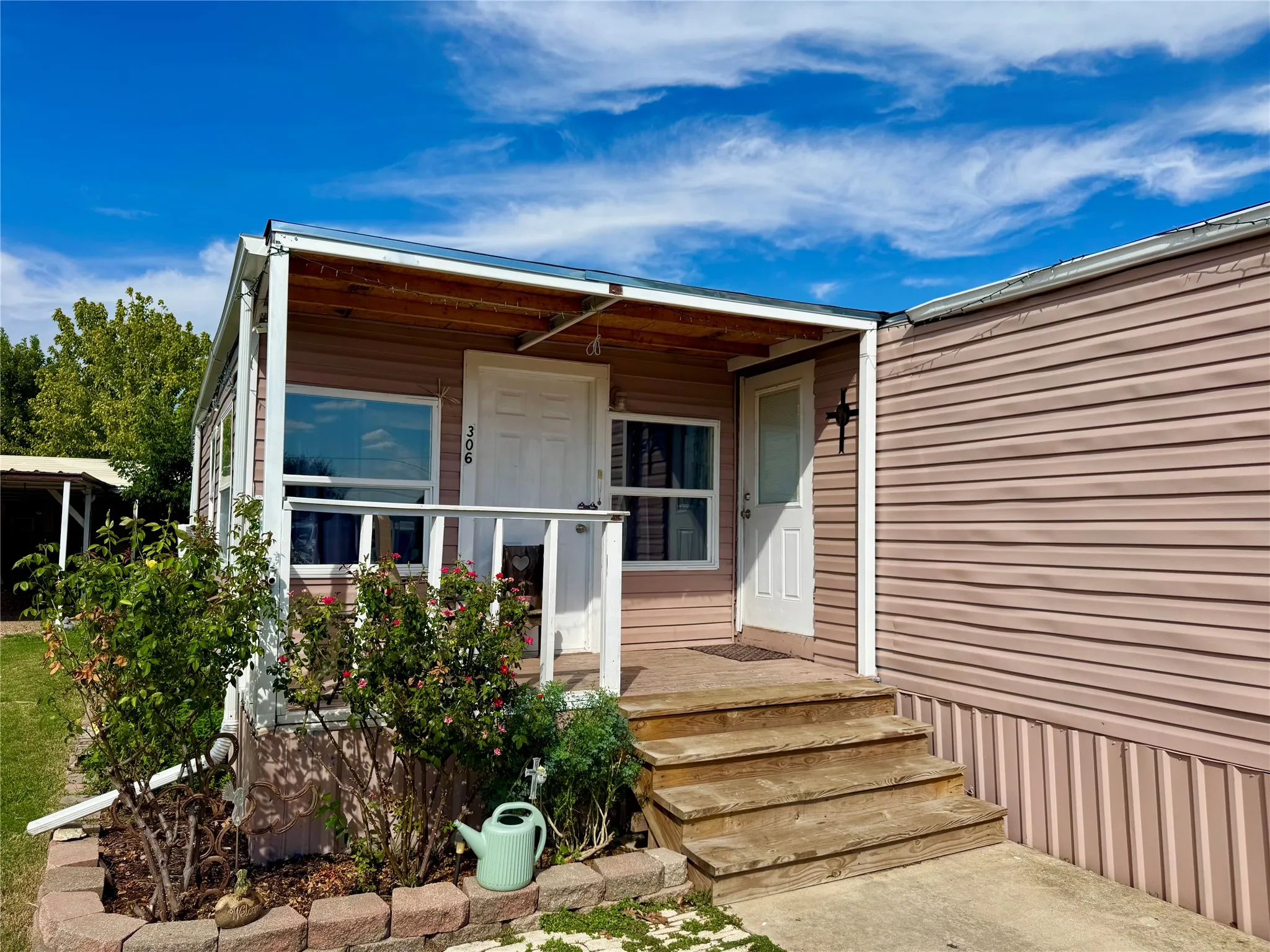 Mobile Home For Sale in Grayson County , 306 W Mesquite Street, Gunter, Texas 75058, 4 Bedroom, 2 Bathroom, Garage spaces, 924 Sqft, built in 1983, mls#21407063, Real Estate Agent in Gunter, Homes For Sale in Grayson county, Homes For Sale in Gunter, Realtor in Gunter Texas, Real Estate Brokerage Independent Realty Texas, Luminita Cordes Realtor