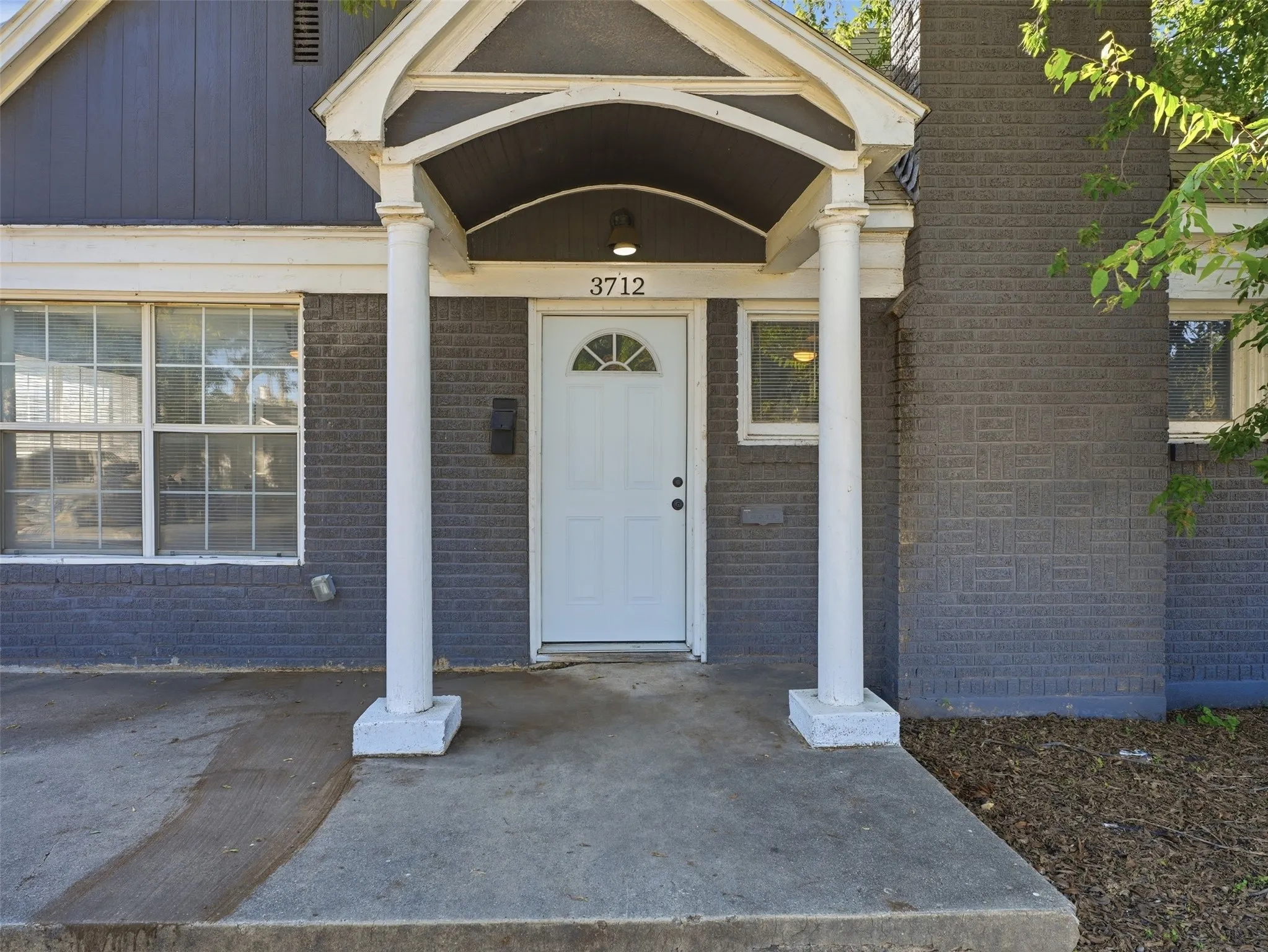 Single Family Residence For Sale in Tarrant County , 3712 College Avenue, Fort Worth, Texas 76110, 3 Bedroom, 1 Bathroom, 2 Garage spaces, 1,287 Sqft, built in 1930, mls#21406477, Real Estate Agent in Fort Worth, Homes For Sale in Tarrant county, Homes For Sale in Fort Worth, Realtor in Fort Worth Texas, Real Estate Brokerage Independent Realty Texas, Luminita Cordes Realtor