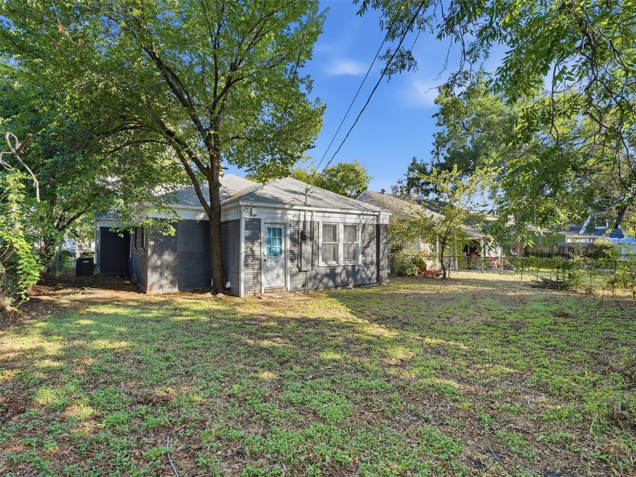 Single Family Residence For Sale in Tarrant County , 3712 College Avenue, Fort Worth, Texas 76110, 3 Bedroom, 1 Bathroom, 2 Garage spaces, 1,287 Sqft, built in 1930, mls#21406477, Real Estate Agent in Fort Worth, Homes For Sale in Tarrant county, Homes For Sale in Fort Worth, Realtor in Fort Worth Texas, Real Estate Brokerage Independent Realty Texas, Luminita Cordes Realtor