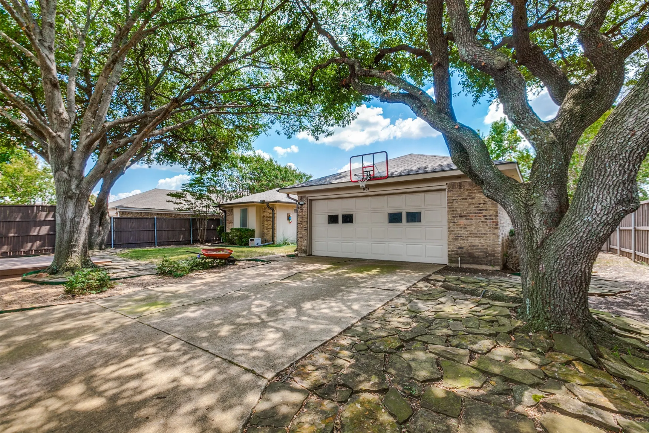 Single Family Residence For Sale in Dallas County , 1409 Concord Drive, Richardson, Texas 75081, 4 Bedroom, 2 Bathroom, 2 Garage spaces, 2,276 Sqft, built in 1979, mls#21406093, Real Estate Agent in Richardson, Homes For Sale in Dallas county, Homes For Sale in Richardson, Realtor in Richardson Texas, Real Estate Brokerage Independent Realty Texas, Luminita Cordes Realtor