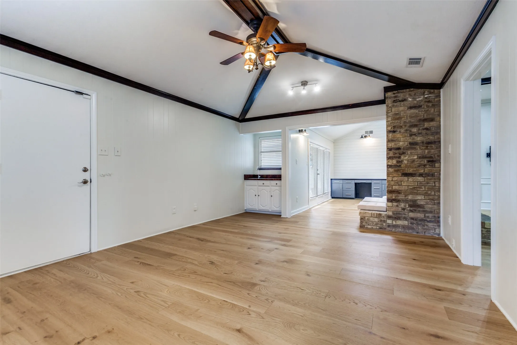 Single Family Residence For Sale in Dallas County , 1409 Concord Drive, Richardson, Texas 75081, 4 Bedroom, 2 Bathroom, 2 Garage spaces, 2,276 Sqft, built in 1979, mls#21406093, Real Estate Agent in Richardson, Homes For Sale in Dallas county, Homes For Sale in Richardson, Realtor in Richardson Texas, Real Estate Brokerage Independent Realty Texas, Luminita Cordes Realtor