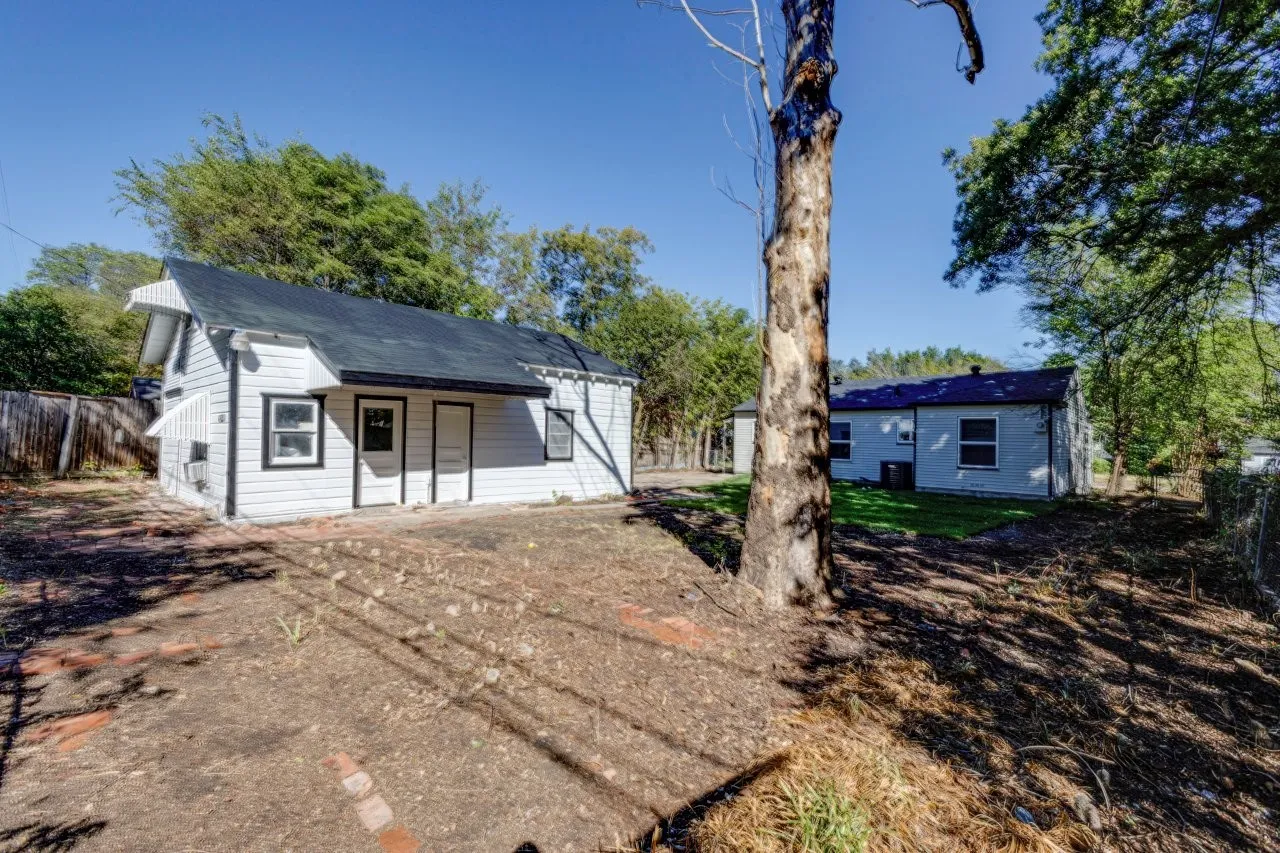 Single Family Residence For Sale in Dallas County , 308 W Avenue F, Garland, Texas 75040, 3 Bedroom, 2 Bathroom, 2 Garage spaces, 1,095 Sqft, built in 1950, mls#21407152, Real Estate Agent in Garland, Homes For Sale in Dallas county, Homes For Sale in Garland, Realtor in Garland Texas, Real Estate Brokerage Independent Realty Texas, Luminita Cordes Realtor
