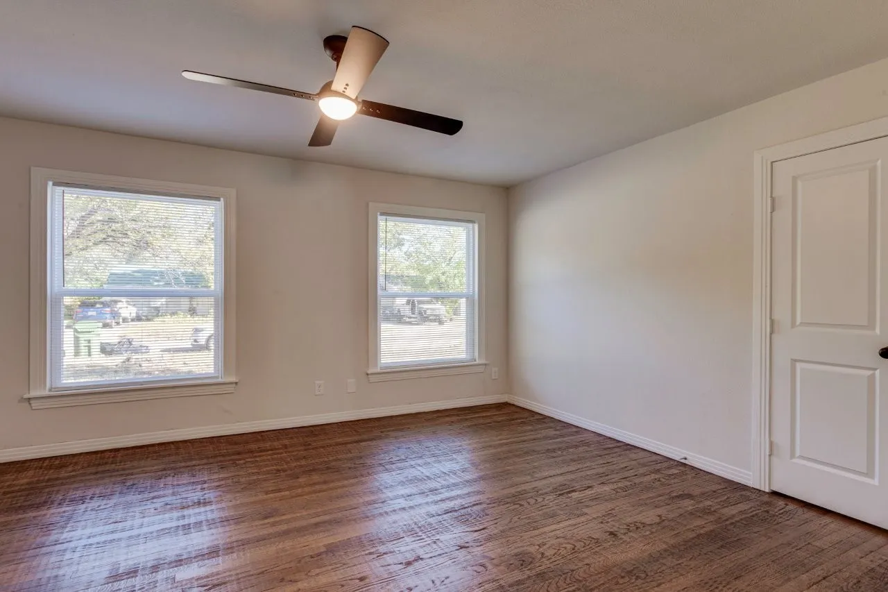Single Family Residence For Sale in Dallas County , 308 W Avenue F, Garland, Texas 75040, 3 Bedroom, 2 Bathroom, 2 Garage spaces, 1,095 Sqft, built in 1950, mls#21407152, Real Estate Agent in Garland, Homes For Sale in Dallas county, Homes For Sale in Garland, Realtor in Garland Texas, Real Estate Brokerage Independent Realty Texas, Luminita Cordes Realtor