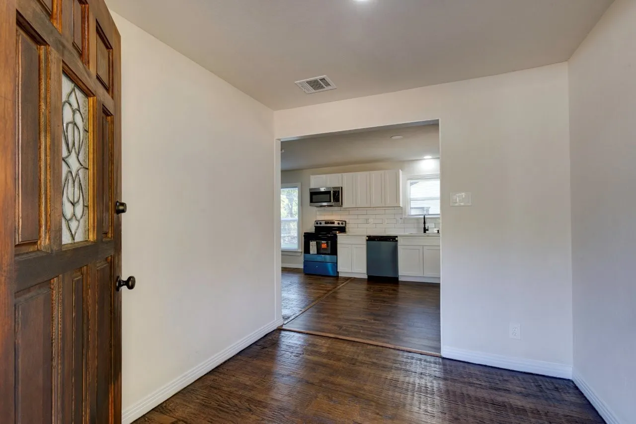 Single Family Residence For Sale in Dallas County , 308 W Avenue F, Garland, Texas 75040, 3 Bedroom, 2 Bathroom, 2 Garage spaces, 1,095 Sqft, built in 1950, mls#21407152, Real Estate Agent in Garland, Homes For Sale in Dallas county, Homes For Sale in Garland, Realtor in Garland Texas, Real Estate Brokerage Independent Realty Texas, Luminita Cordes Realtor