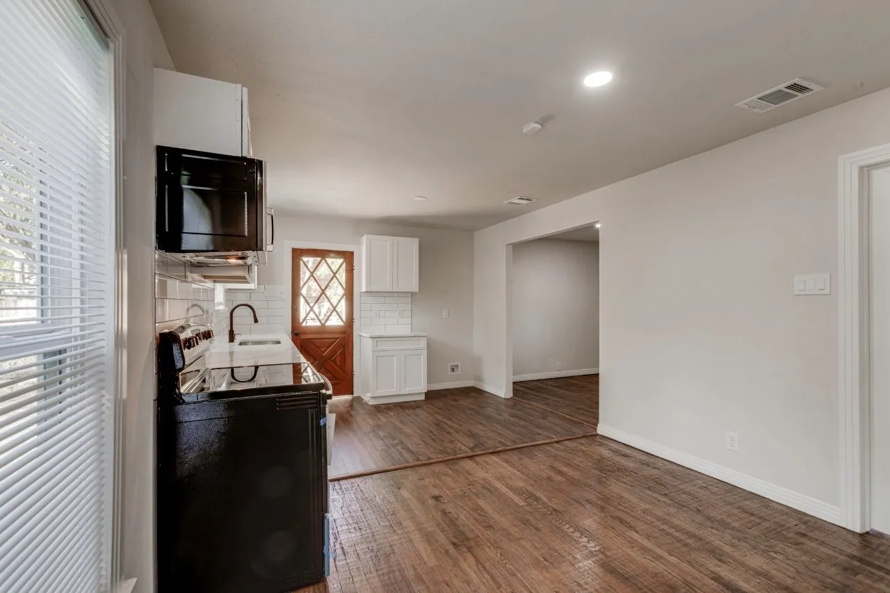 Single Family Residence For Sale in Dallas County , 308 W Avenue F, Garland, Texas 75040, 3 Bedroom, 2 Bathroom, 2 Garage spaces, 1,095 Sqft, built in 1950, mls#21407152, Real Estate Agent in Garland, Homes For Sale in Dallas county, Homes For Sale in Garland, Realtor in Garland Texas, Real Estate Brokerage Independent Realty Texas, Luminita Cordes Realtor