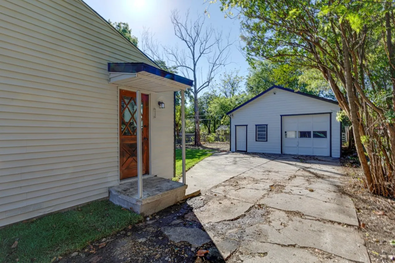 Single Family Residence For Sale in Dallas County , 308 W Avenue F, Garland, Texas 75040, 3 Bedroom, 2 Bathroom, 2 Garage spaces, 1,095 Sqft, built in 1950, mls#21407152, Real Estate Agent in Garland, Homes For Sale in Dallas county, Homes For Sale in Garland, Realtor in Garland Texas, Real Estate Brokerage Independent Realty Texas, Luminita Cordes Realtor