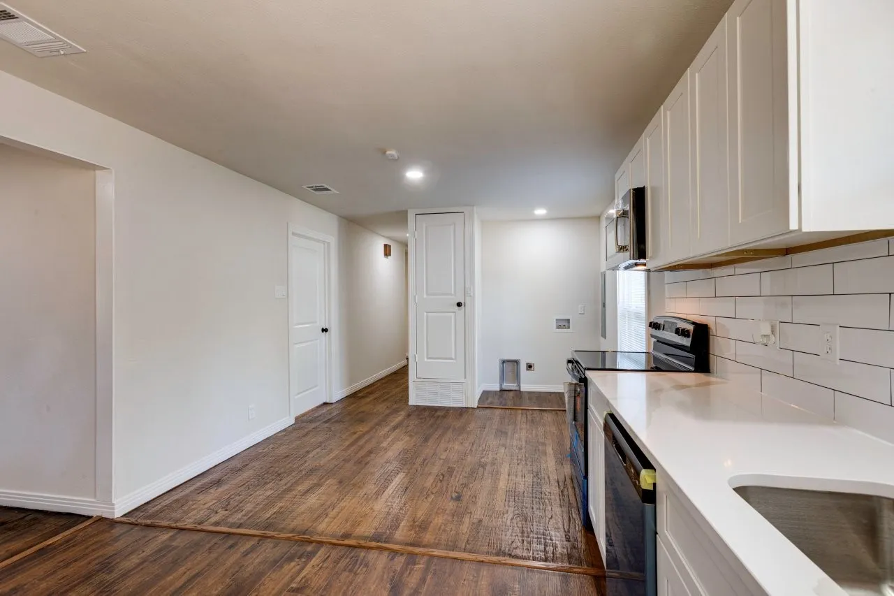 Single Family Residence For Sale in Dallas County , 308 W Avenue F, Garland, Texas 75040, 3 Bedroom, 2 Bathroom, 2 Garage spaces, 1,095 Sqft, built in 1950, mls#21407152, Real Estate Agent in Garland, Homes For Sale in Dallas county, Homes For Sale in Garland, Realtor in Garland Texas, Real Estate Brokerage Independent Realty Texas, Luminita Cordes Realtor