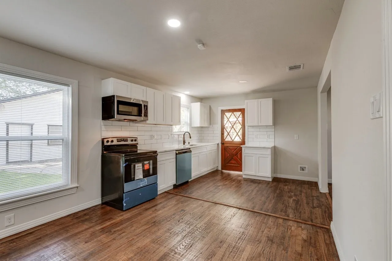 Single Family Residence For Sale in Dallas County , 308 W Avenue F, Garland, Texas 75040, 3 Bedroom, 2 Bathroom, 2 Garage spaces, 1,095 Sqft, built in 1950, mls#21407152, Real Estate Agent in Garland, Homes For Sale in Dallas county, Homes For Sale in Garland, Realtor in Garland Texas, Real Estate Brokerage Independent Realty Texas, Luminita Cordes Realtor