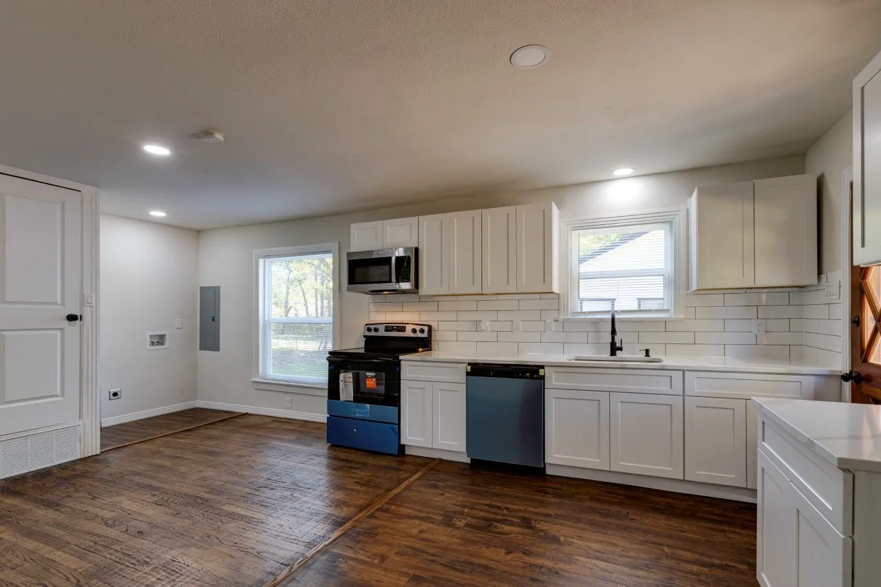 Single Family Residence For Sale in Dallas County , 308 W Avenue F, Garland, Texas 75040, 3 Bedroom, 2 Bathroom, 2 Garage spaces, 1,095 Sqft, built in 1950, mls#21407152, Real Estate Agent in Garland, Homes For Sale in Dallas county, Homes For Sale in Garland, Realtor in Garland Texas, Real Estate Brokerage Independent Realty Texas, Luminita Cordes Realtor