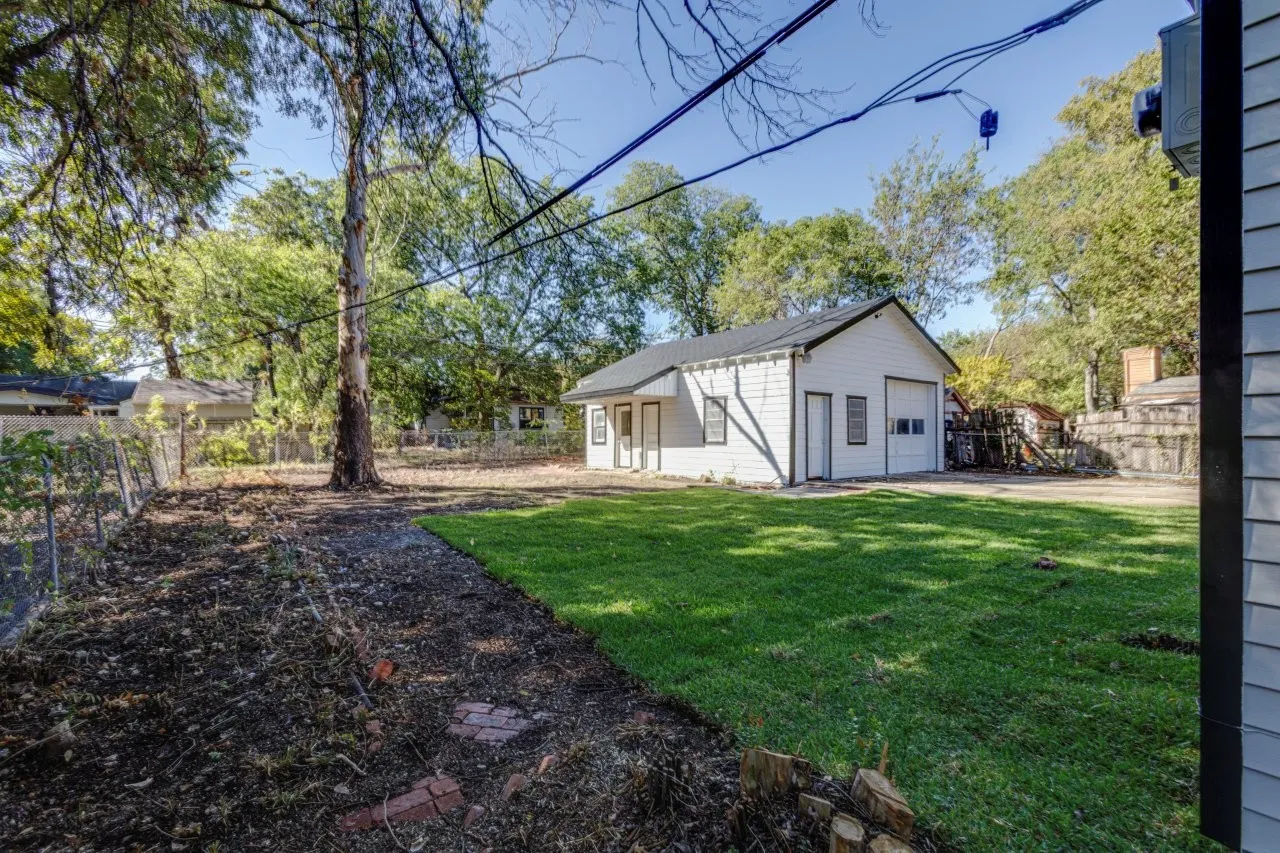 Single Family Residence For Sale in Dallas County , 308 W Avenue F, Garland, Texas 75040, 3 Bedroom, 2 Bathroom, 2 Garage spaces, 1,095 Sqft, built in 1950, mls#21407152, Real Estate Agent in Garland, Homes For Sale in Dallas county, Homes For Sale in Garland, Realtor in Garland Texas, Real Estate Brokerage Independent Realty Texas, Luminita Cordes Realtor