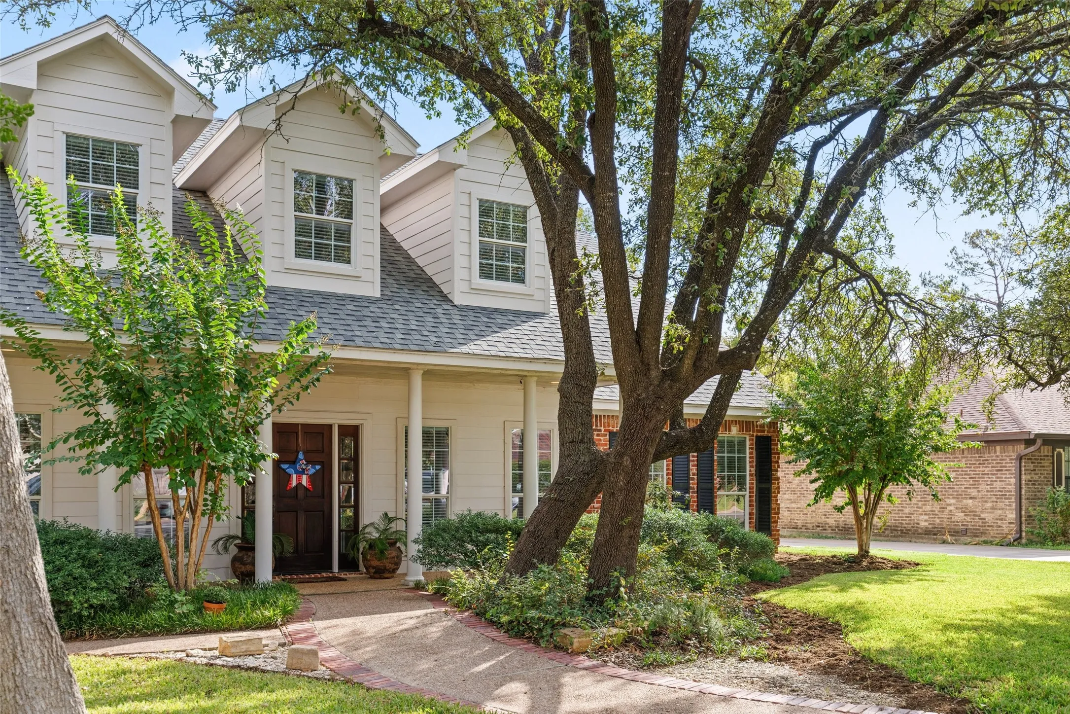 Single Family Residence For Sale in Mc Lennan County , 1605 Oak Hollow Drive, Woodway, Texas 76712, 4 Bedroom, 3 Bathroom, 2 Garage spaces, 3,100 Sqft, built in 2003, mls#21406871, Real Estate Agent in Woodway, Homes For Sale in Mc Lennan county, Homes For Sale in Woodway, Realtor in Woodway Texas, Real Estate Brokerage Independent Realty Texas, Luminita Cordes Realtor