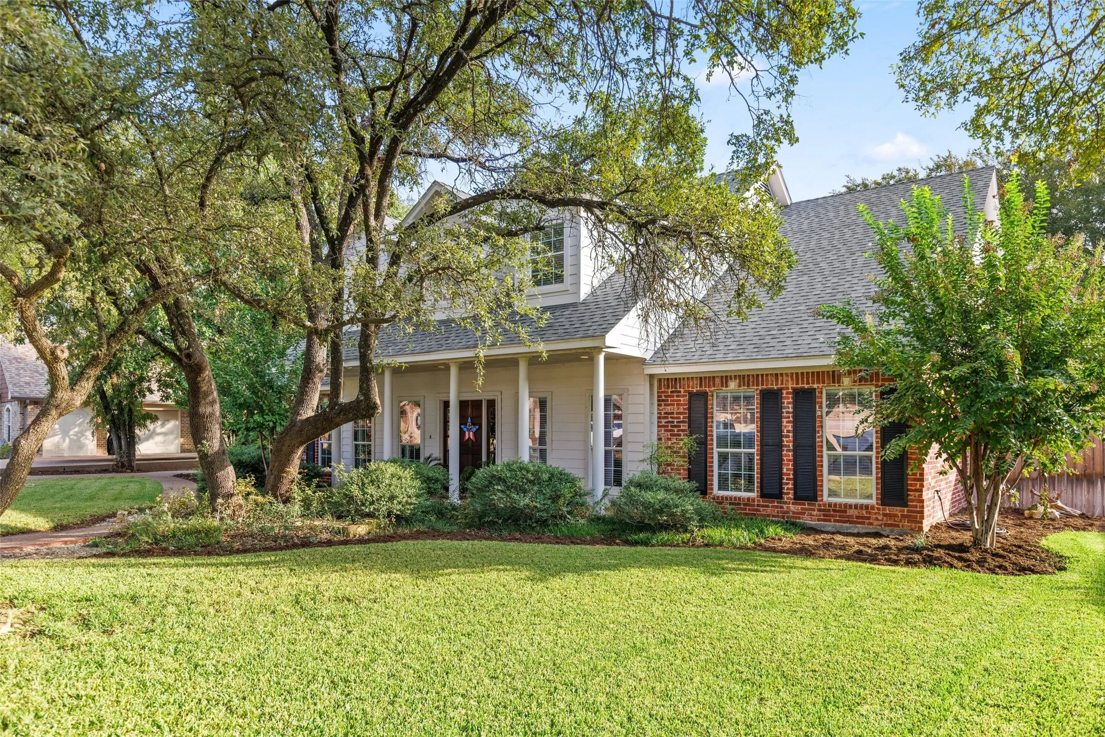 Single Family Residence For Sale in Mc Lennan County , 1605 Oak Hollow Drive, Woodway, Texas 76712, 4 Bedroom, 3 Bathroom, 2 Garage spaces, 3,100 Sqft, built in 2003, mls#21406871, Real Estate Agent in Woodway, Homes For Sale in Mc Lennan county, Homes For Sale in Woodway, Realtor in Woodway Texas, Real Estate Brokerage Independent Realty Texas, Luminita Cordes Realtor