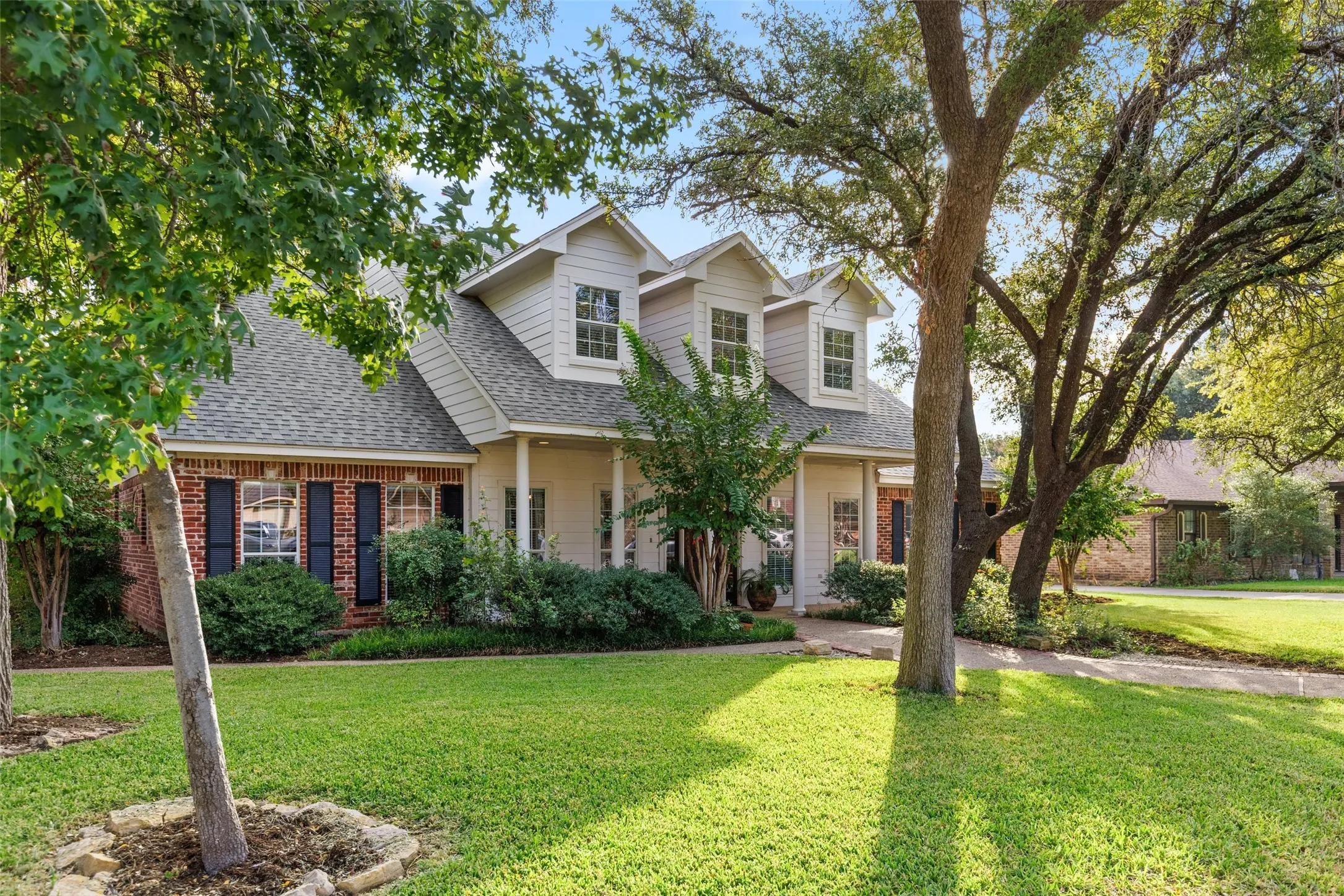 Single Family Residence For Sale in Mc Lennan County , 1605 Oak Hollow Drive, Woodway, Texas 76712, 4 Bedroom, 3 Bathroom, 2 Garage spaces, 3,100 Sqft, built in 2003, mls#21406871, Real Estate Agent in Woodway, Homes For Sale in Mc Lennan county, Homes For Sale in Woodway, Realtor in Woodway Texas, Real Estate Brokerage Independent Realty Texas, Luminita Cordes Realtor