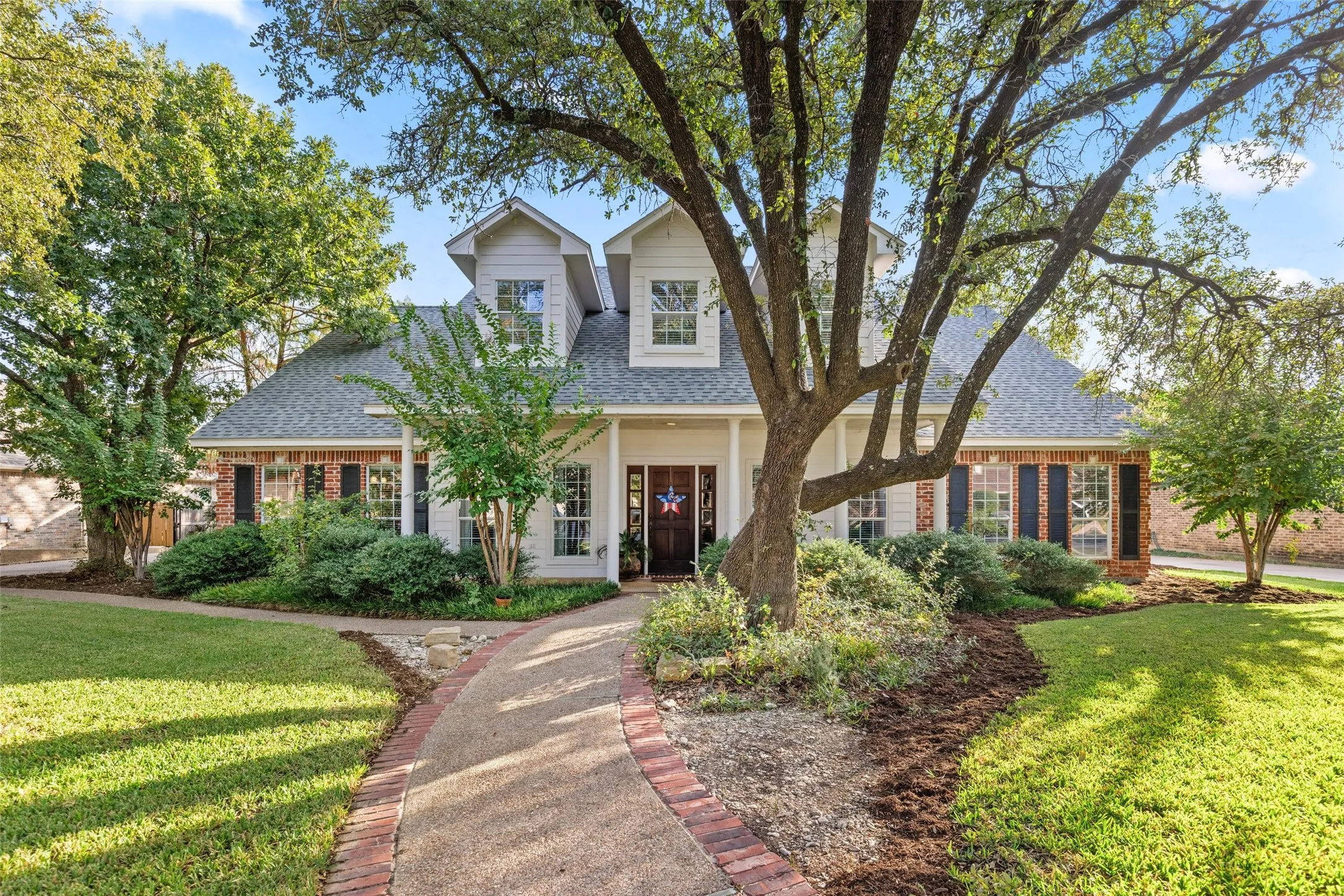 Single Family Residence For Sale in Mc Lennan County , 1605 Oak Hollow Drive, Woodway, Texas 76712, 4 Bedroom, 3 Bathroom, 2 Garage spaces, 3,100 Sqft, built in 2003, mls#21406871, Real Estate Agent in Woodway, Homes For Sale in Mc Lennan county, Homes For Sale in Woodway, Realtor in Woodway Texas, Real Estate Brokerage Independent Realty Texas, Luminita Cordes Realtor
