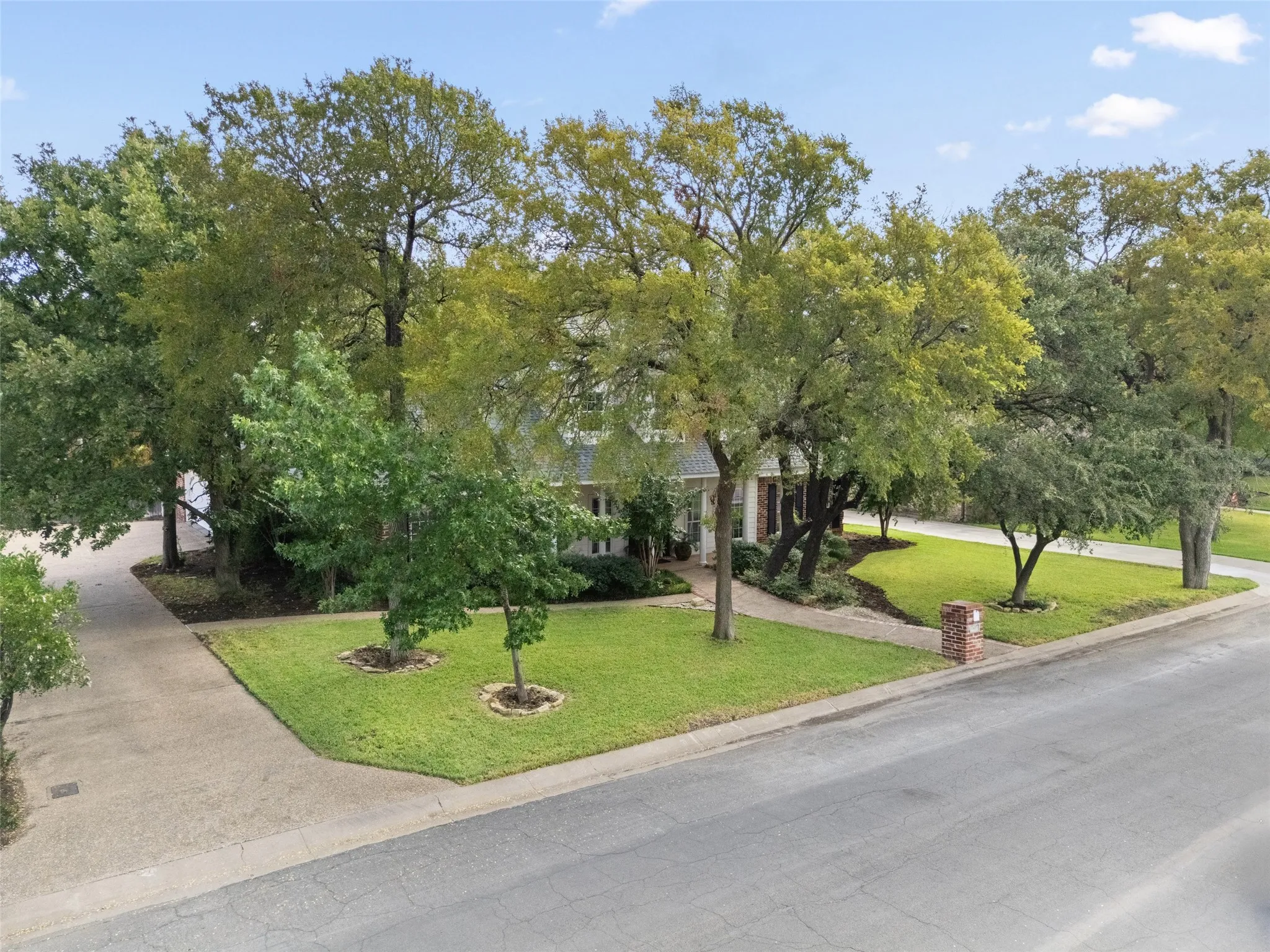 Single Family Residence For Sale in Mc Lennan County , 1605 Oak Hollow Drive, Woodway, Texas 76712, 4 Bedroom, 3 Bathroom, 2 Garage spaces, 3,100 Sqft, built in 2003, mls#21406871, Real Estate Agent in Woodway, Homes For Sale in Mc Lennan county, Homes For Sale in Woodway, Realtor in Woodway Texas, Real Estate Brokerage Independent Realty Texas, Luminita Cordes Realtor