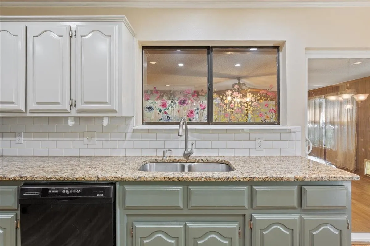 Single Family Residence For Sale in Mc Lennan County , 231 Del Rio Drive, Hewitt, Texas 76643, 4 Bedroom, 2 Bathroom, 2 Garage spaces, 2,190 Sqft, built in 1977, mls#21406039, Real Estate Agent in Hewitt, Homes For Sale in Mc Lennan county, Homes For Sale in Hewitt, Realtor in Hewitt Texas, Real Estate Brokerage Independent Realty Texas, Luminita Cordes Realtor