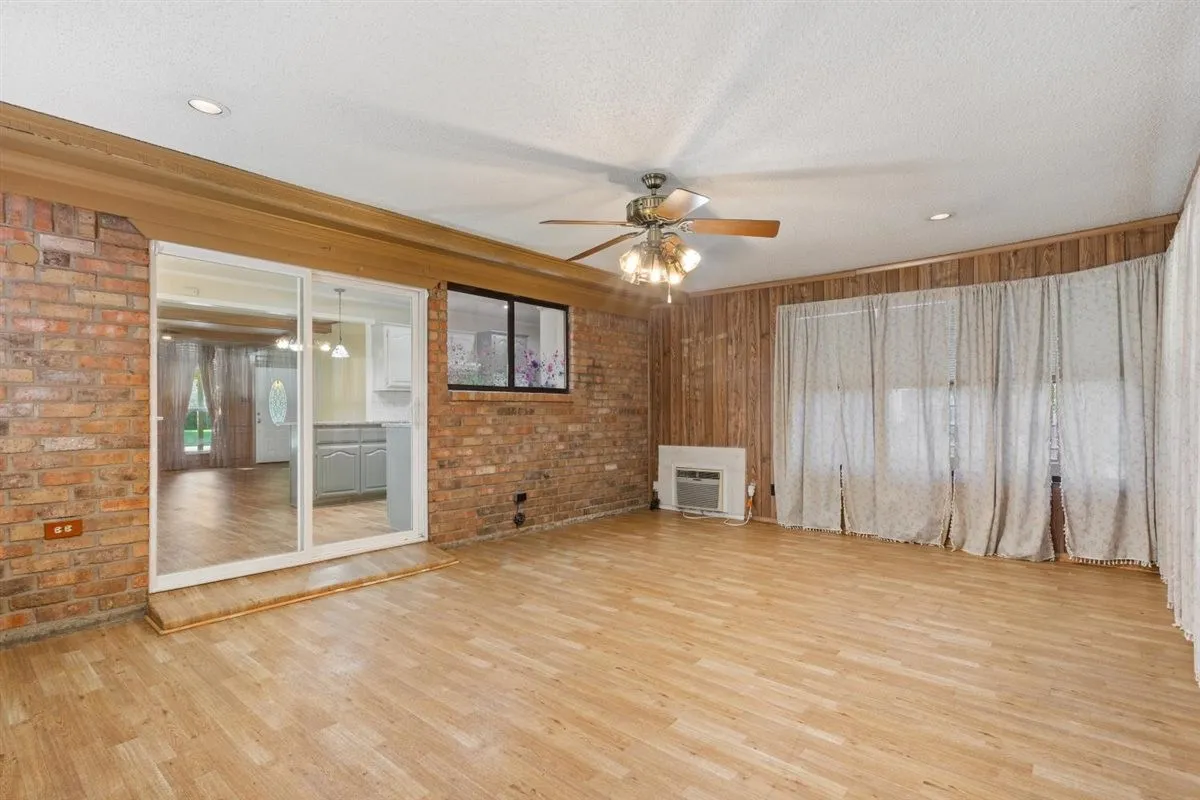 Single Family Residence For Sale in Mc Lennan County , 231 Del Rio Drive, Hewitt, Texas 76643, 4 Bedroom, 2 Bathroom, 2 Garage spaces, 2,190 Sqft, built in 1977, mls#21406039, Real Estate Agent in Hewitt, Homes For Sale in Mc Lennan county, Homes For Sale in Hewitt, Realtor in Hewitt Texas, Real Estate Brokerage Independent Realty Texas, Luminita Cordes Realtor