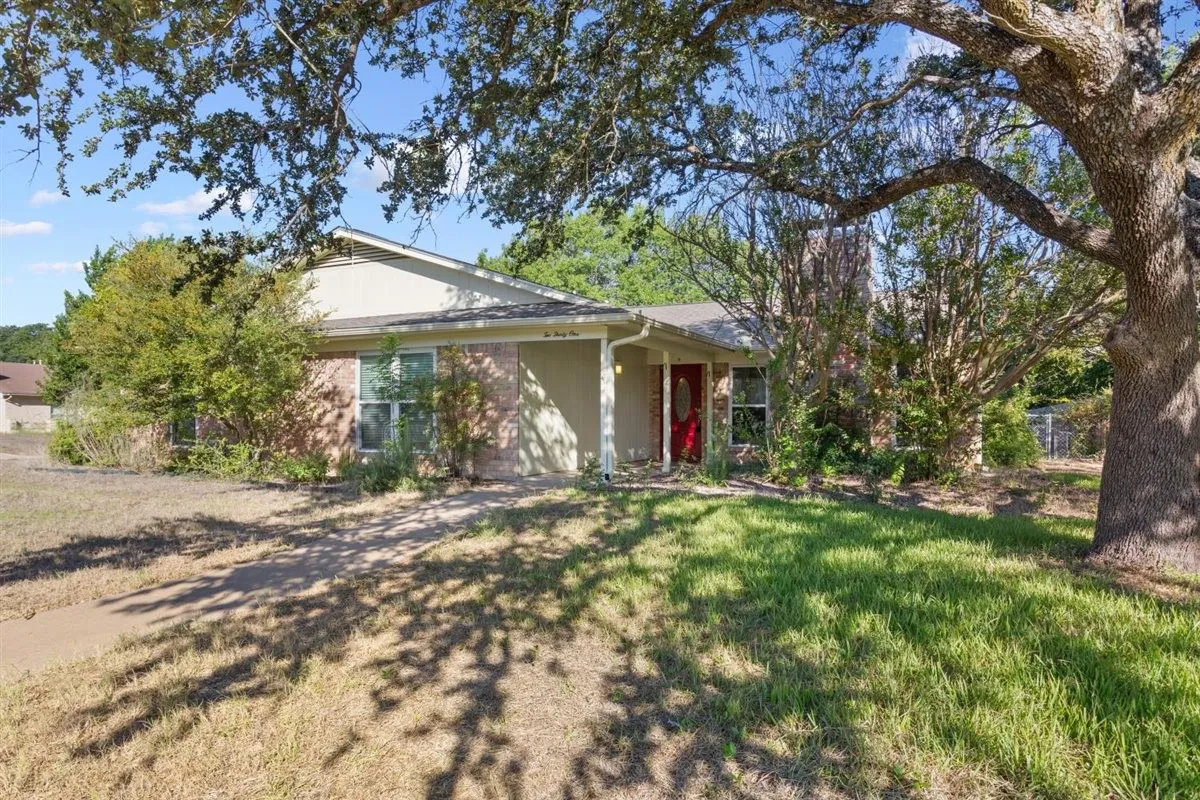 Single Family Residence For Sale in Mc Lennan County , 231 Del Rio Drive, Hewitt, Texas 76643, 4 Bedroom, 2 Bathroom, 2 Garage spaces, 2,190 Sqft, built in 1977, mls#21406039, Real Estate Agent in Hewitt, Homes For Sale in Mc Lennan county, Homes For Sale in Hewitt, Realtor in Hewitt Texas, Real Estate Brokerage Independent Realty Texas, Luminita Cordes Realtor