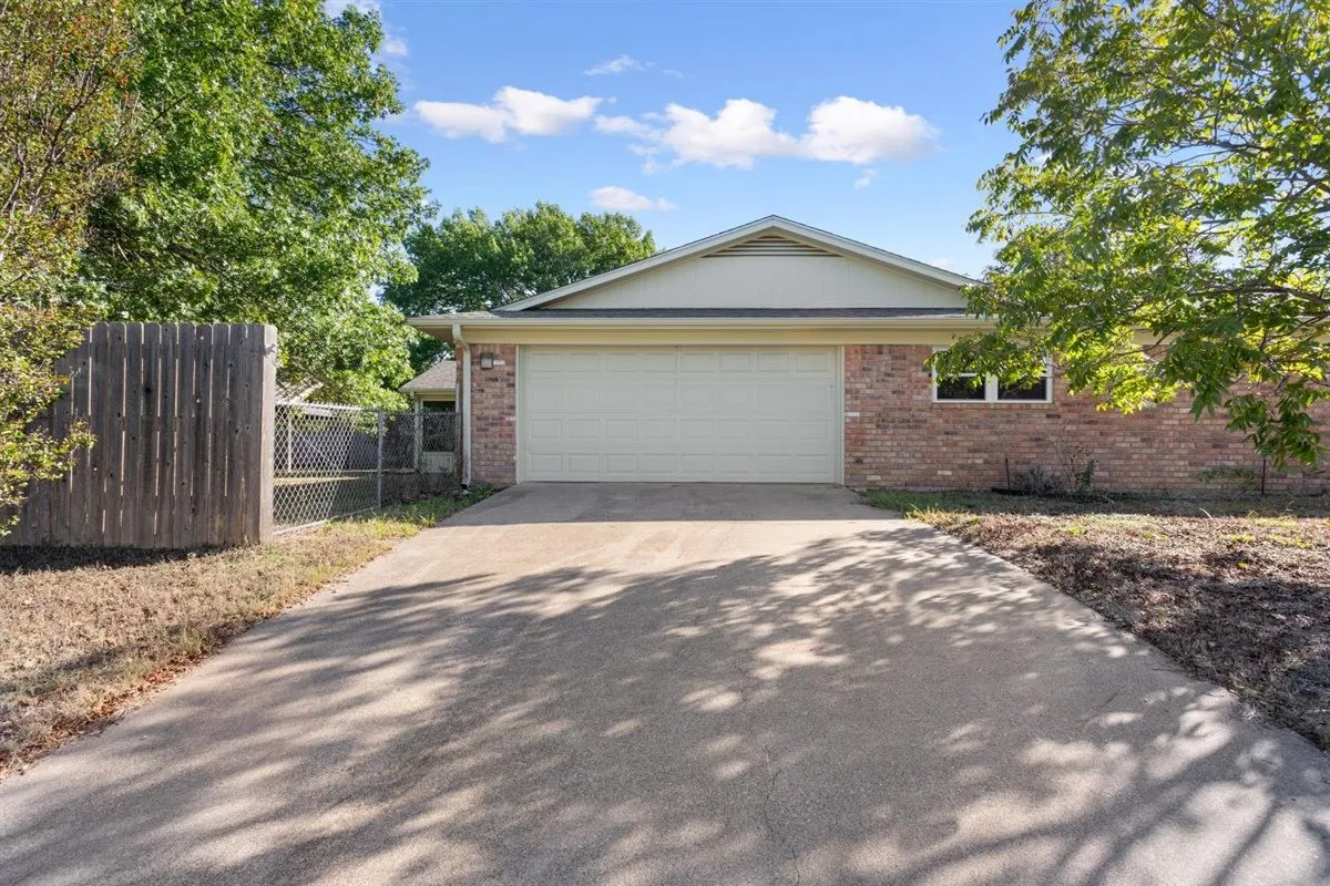 Single Family Residence For Sale in Mc Lennan County , 231 Del Rio Drive, Hewitt, Texas 76643, 4 Bedroom, 2 Bathroom, 2 Garage spaces, 2,190 Sqft, built in 1977, mls#21406039, Real Estate Agent in Hewitt, Homes For Sale in Mc Lennan county, Homes For Sale in Hewitt, Realtor in Hewitt Texas, Real Estate Brokerage Independent Realty Texas, Luminita Cordes Realtor
