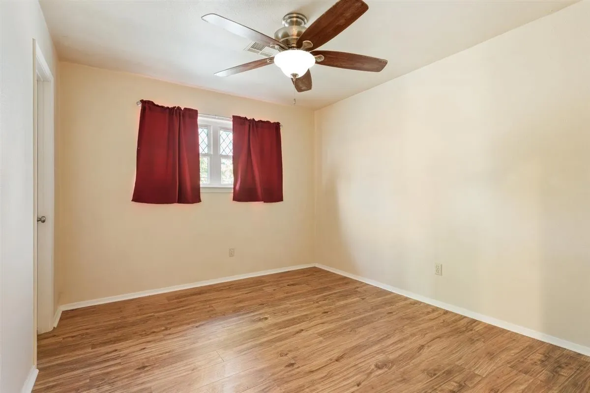 Single Family Residence For Sale in Mc Lennan County , 231 Del Rio Drive, Hewitt, Texas 76643, 4 Bedroom, 2 Bathroom, 2 Garage spaces, 2,190 Sqft, built in 1977, mls#21406039, Real Estate Agent in Hewitt, Homes For Sale in Mc Lennan county, Homes For Sale in Hewitt, Realtor in Hewitt Texas, Real Estate Brokerage Independent Realty Texas, Luminita Cordes Realtor