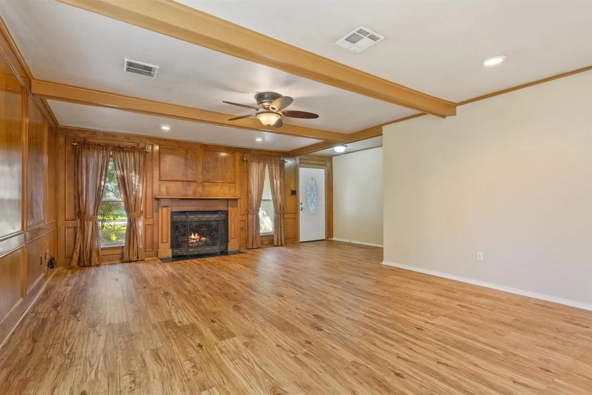 Single Family Residence For Sale in Mc Lennan County , 231 Del Rio Drive, Hewitt, Texas 76643, 4 Bedroom, 2 Bathroom, 2 Garage spaces, 2,190 Sqft, built in 1977, mls#21406039, Real Estate Agent in Hewitt, Homes For Sale in Mc Lennan county, Homes For Sale in Hewitt, Realtor in Hewitt Texas, Real Estate Brokerage Independent Realty Texas, Luminita Cordes Realtor