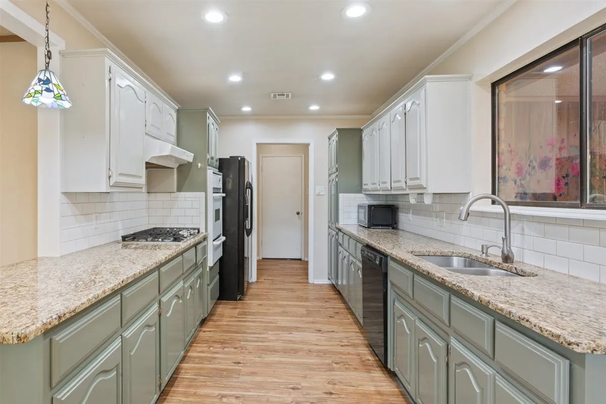Single Family Residence For Sale in Mc Lennan County , 231 Del Rio Drive, Hewitt, Texas 76643, 4 Bedroom, 2 Bathroom, 2 Garage spaces, 2,190 Sqft, built in 1977, mls#21406039, Real Estate Agent in Hewitt, Homes For Sale in Mc Lennan county, Homes For Sale in Hewitt, Realtor in Hewitt Texas, Real Estate Brokerage Independent Realty Texas, Luminita Cordes Realtor