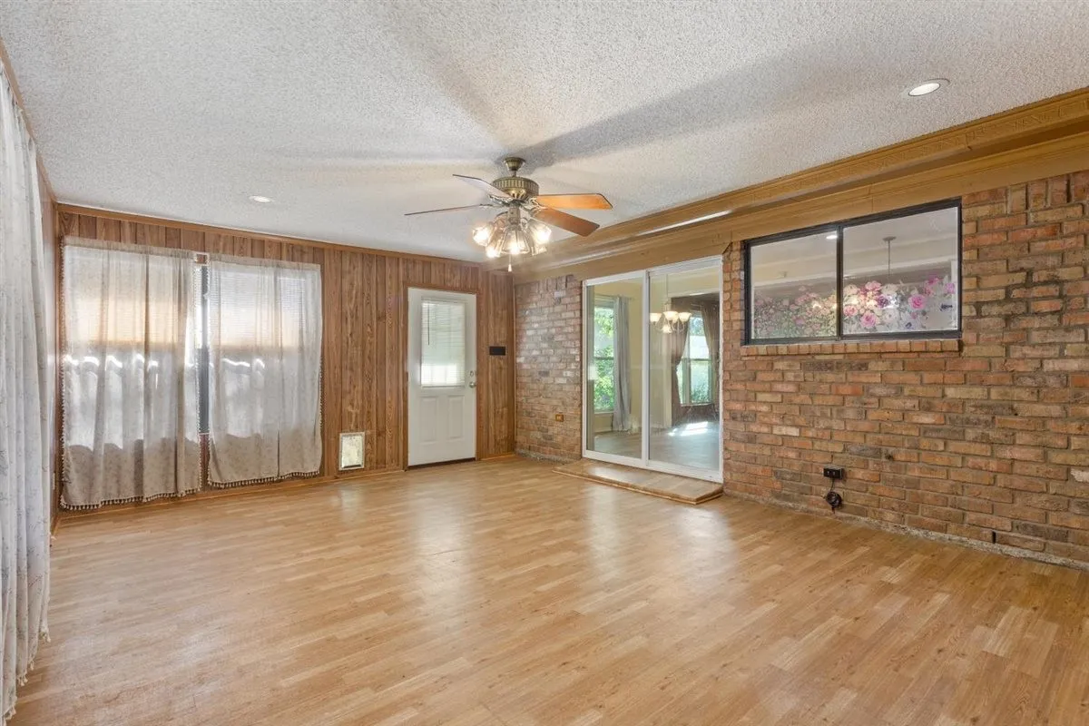 Single Family Residence For Sale in Mc Lennan County , 231 Del Rio Drive, Hewitt, Texas 76643, 4 Bedroom, 2 Bathroom, 2 Garage spaces, 2,190 Sqft, built in 1977, mls#21406039, Real Estate Agent in Hewitt, Homes For Sale in Mc Lennan county, Homes For Sale in Hewitt, Realtor in Hewitt Texas, Real Estate Brokerage Independent Realty Texas, Luminita Cordes Realtor