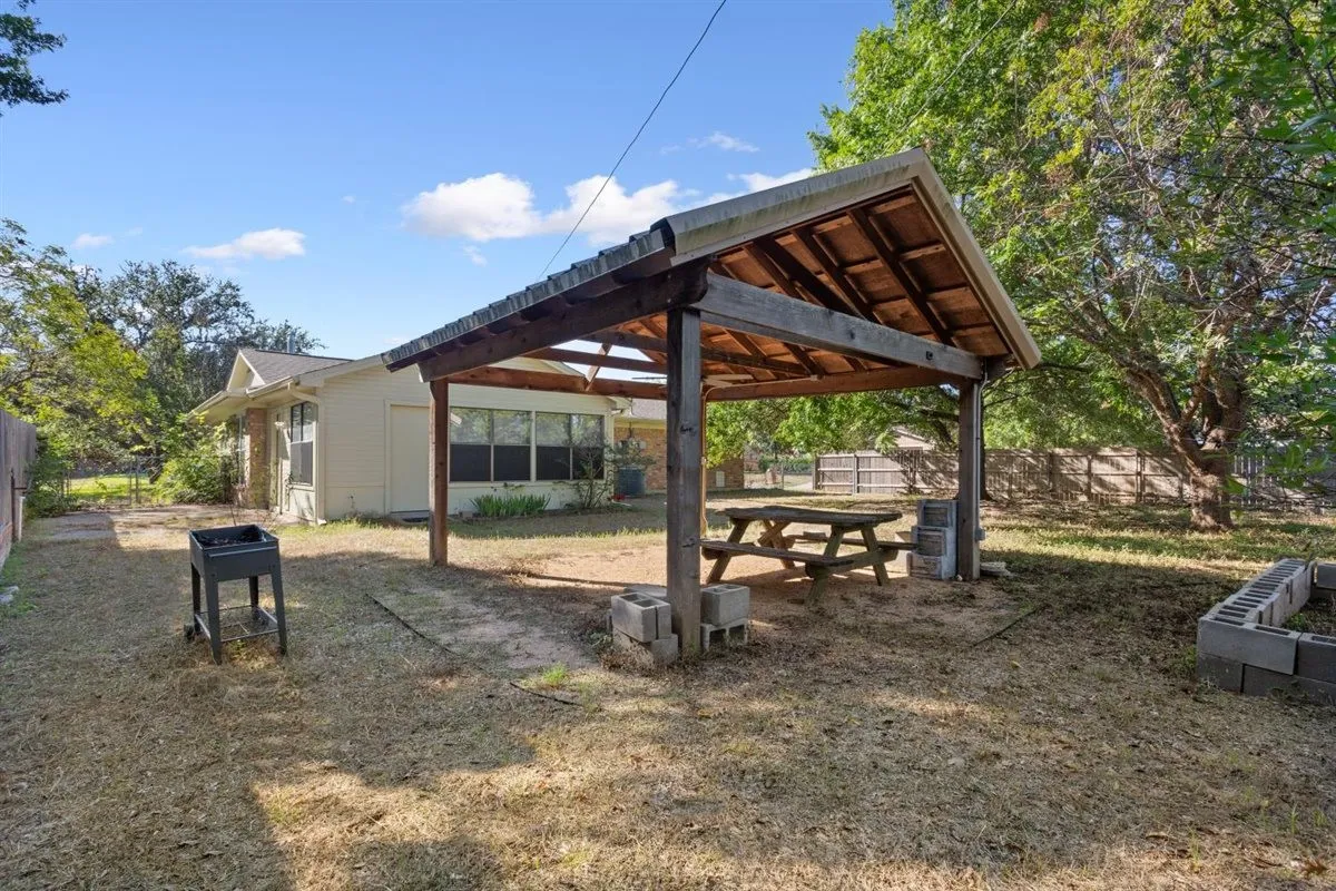 Single Family Residence For Sale in Mc Lennan County , 231 Del Rio Drive, Hewitt, Texas 76643, 4 Bedroom, 2 Bathroom, 2 Garage spaces, 2,190 Sqft, built in 1977, mls#21406039, Real Estate Agent in Hewitt, Homes For Sale in Mc Lennan county, Homes For Sale in Hewitt, Realtor in Hewitt Texas, Real Estate Brokerage Independent Realty Texas, Luminita Cordes Realtor