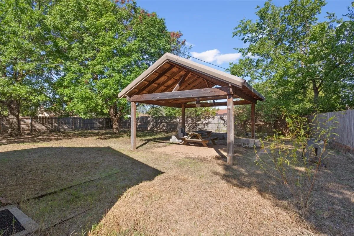 Single Family Residence For Sale in Mc Lennan County , 231 Del Rio Drive, Hewitt, Texas 76643, 4 Bedroom, 2 Bathroom, 2 Garage spaces, 2,190 Sqft, built in 1977, mls#21406039, Real Estate Agent in Hewitt, Homes For Sale in Mc Lennan county, Homes For Sale in Hewitt, Realtor in Hewitt Texas, Real Estate Brokerage Independent Realty Texas, Luminita Cordes Realtor
