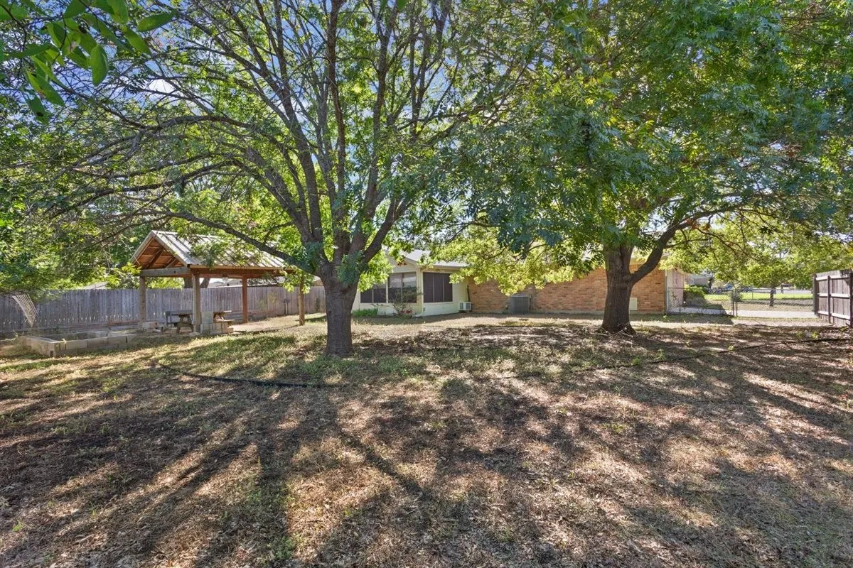 Single Family Residence For Sale in Mc Lennan County , 231 Del Rio Drive, Hewitt, Texas 76643, 4 Bedroom, 2 Bathroom, 2 Garage spaces, 2,190 Sqft, built in 1977, mls#21406039, Real Estate Agent in Hewitt, Homes For Sale in Mc Lennan county, Homes For Sale in Hewitt, Realtor in Hewitt Texas, Real Estate Brokerage Independent Realty Texas, Luminita Cordes Realtor