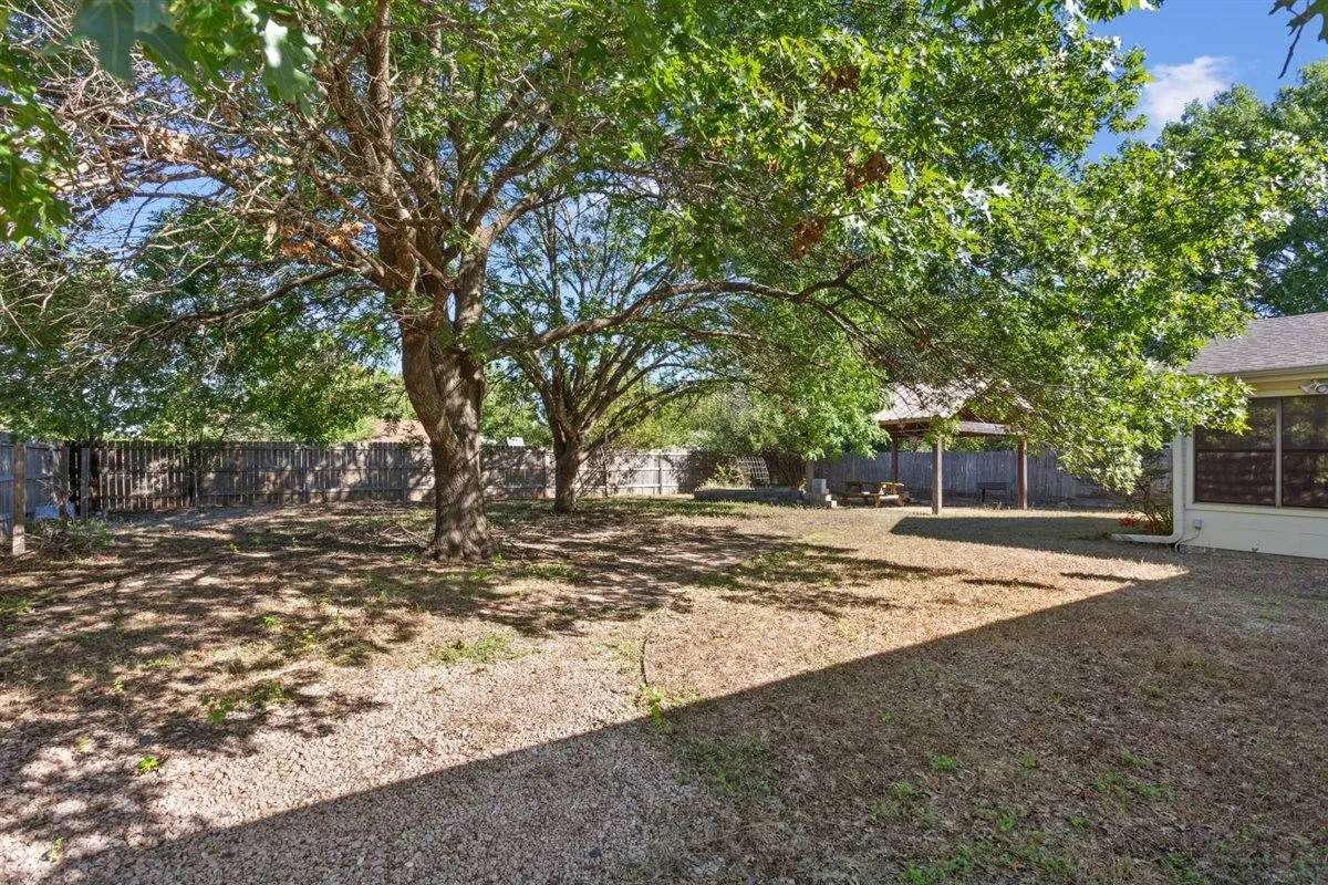 Single Family Residence For Sale in Mc Lennan County , 231 Del Rio Drive, Hewitt, Texas 76643, 4 Bedroom, 2 Bathroom, 2 Garage spaces, 2,190 Sqft, built in 1977, mls#21406039, Real Estate Agent in Hewitt, Homes For Sale in Mc Lennan county, Homes For Sale in Hewitt, Realtor in Hewitt Texas, Real Estate Brokerage Independent Realty Texas, Luminita Cordes Realtor