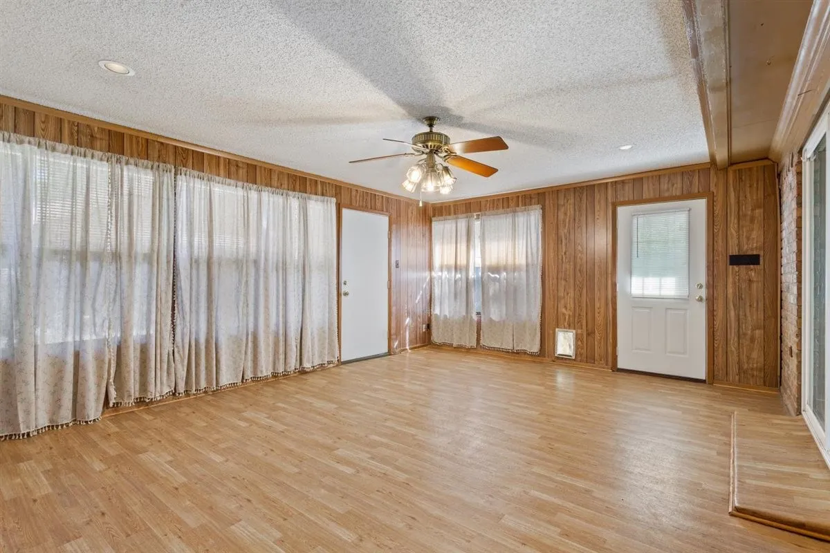 Single Family Residence For Sale in Mc Lennan County , 231 Del Rio Drive, Hewitt, Texas 76643, 4 Bedroom, 2 Bathroom, 2 Garage spaces, 2,190 Sqft, built in 1977, mls#21406039, Real Estate Agent in Hewitt, Homes For Sale in Mc Lennan county, Homes For Sale in Hewitt, Realtor in Hewitt Texas, Real Estate Brokerage Independent Realty Texas, Luminita Cordes Realtor